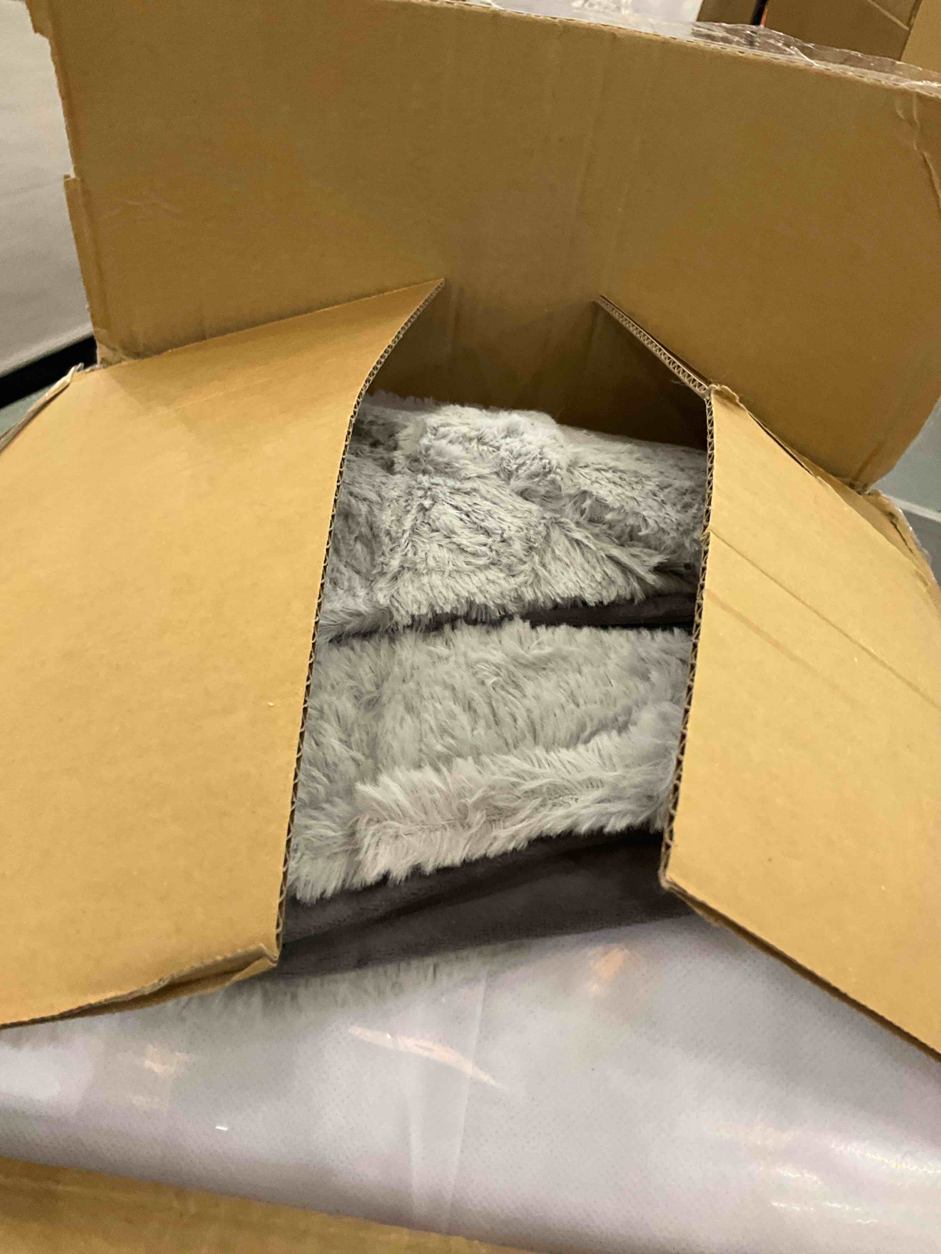 https://s3.amazonaws.com/lotting-images-prod/BargainHunt/EXS00708736_1706897379392.jpeg