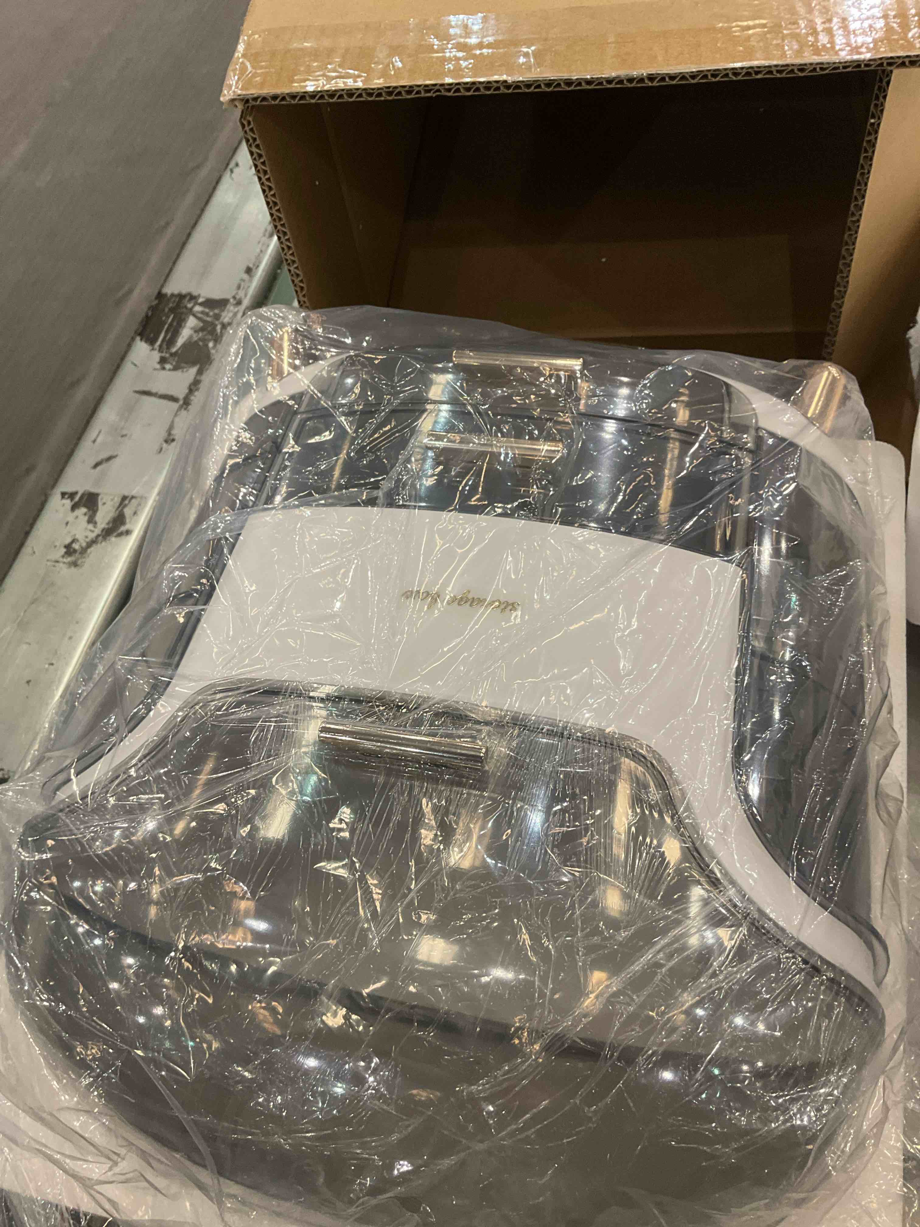 https://s3.amazonaws.com/lotting-images-prod/BargainHunt/EXS00720428_1710955306700.jpeg