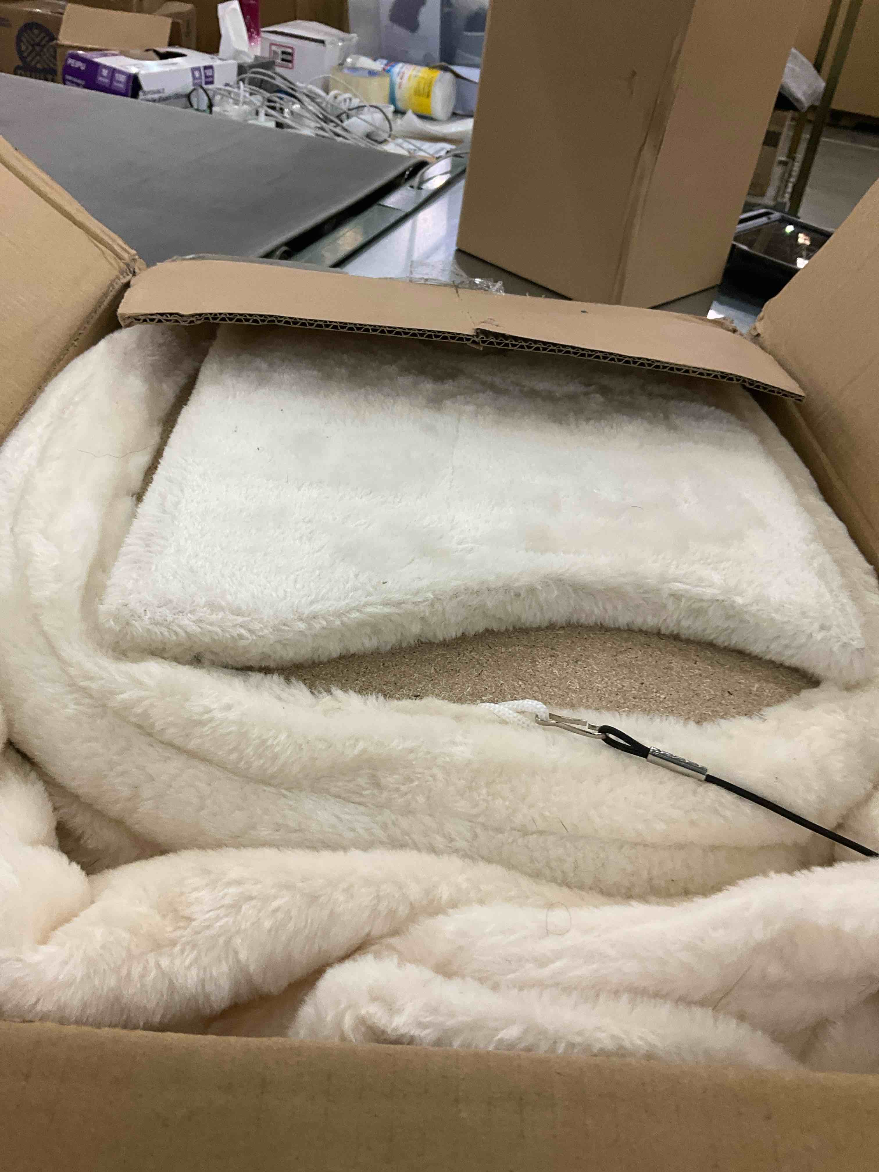 https://s3.amazonaws.com/lotting-images-prod/BargainHunt/EXS00725963_1710257706523.jpeg