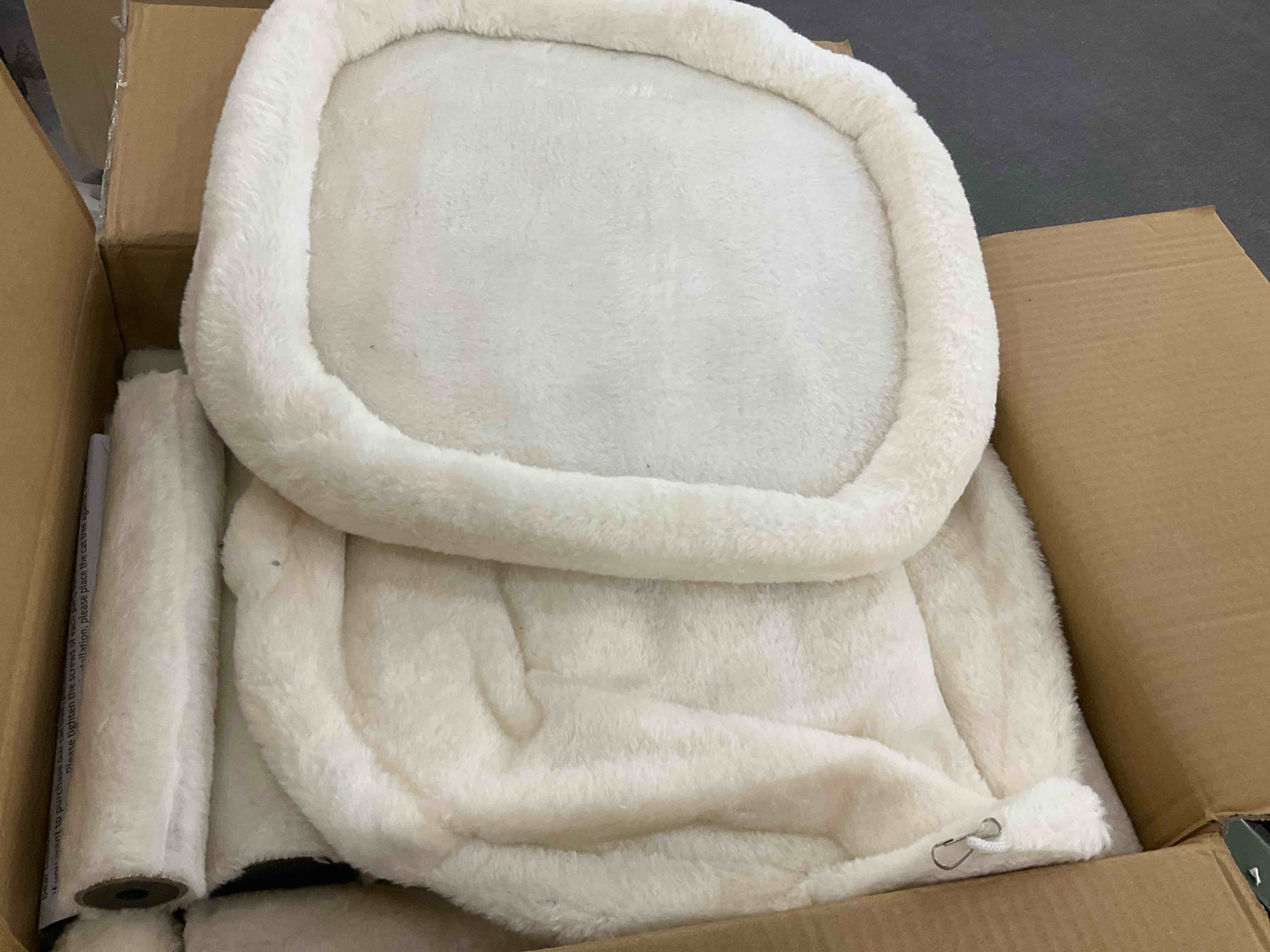https://s3.amazonaws.com/lotting-images-prod/BargainHunt/EXS00732328_1706809530396.jpeg