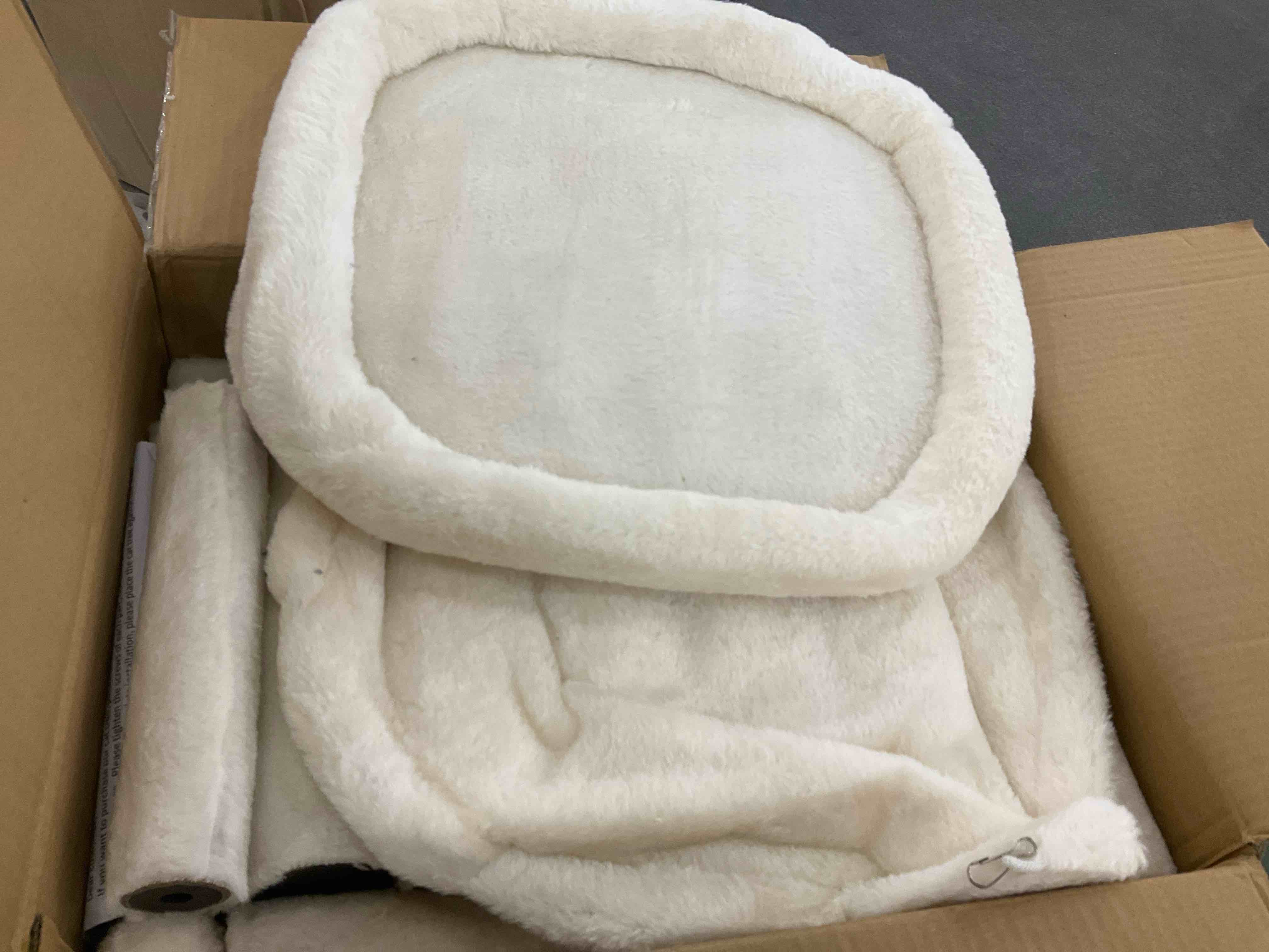 https://s3.amazonaws.com/lotting-images-prod/BargainHunt/EXS00732328_1706809533136.jpeg