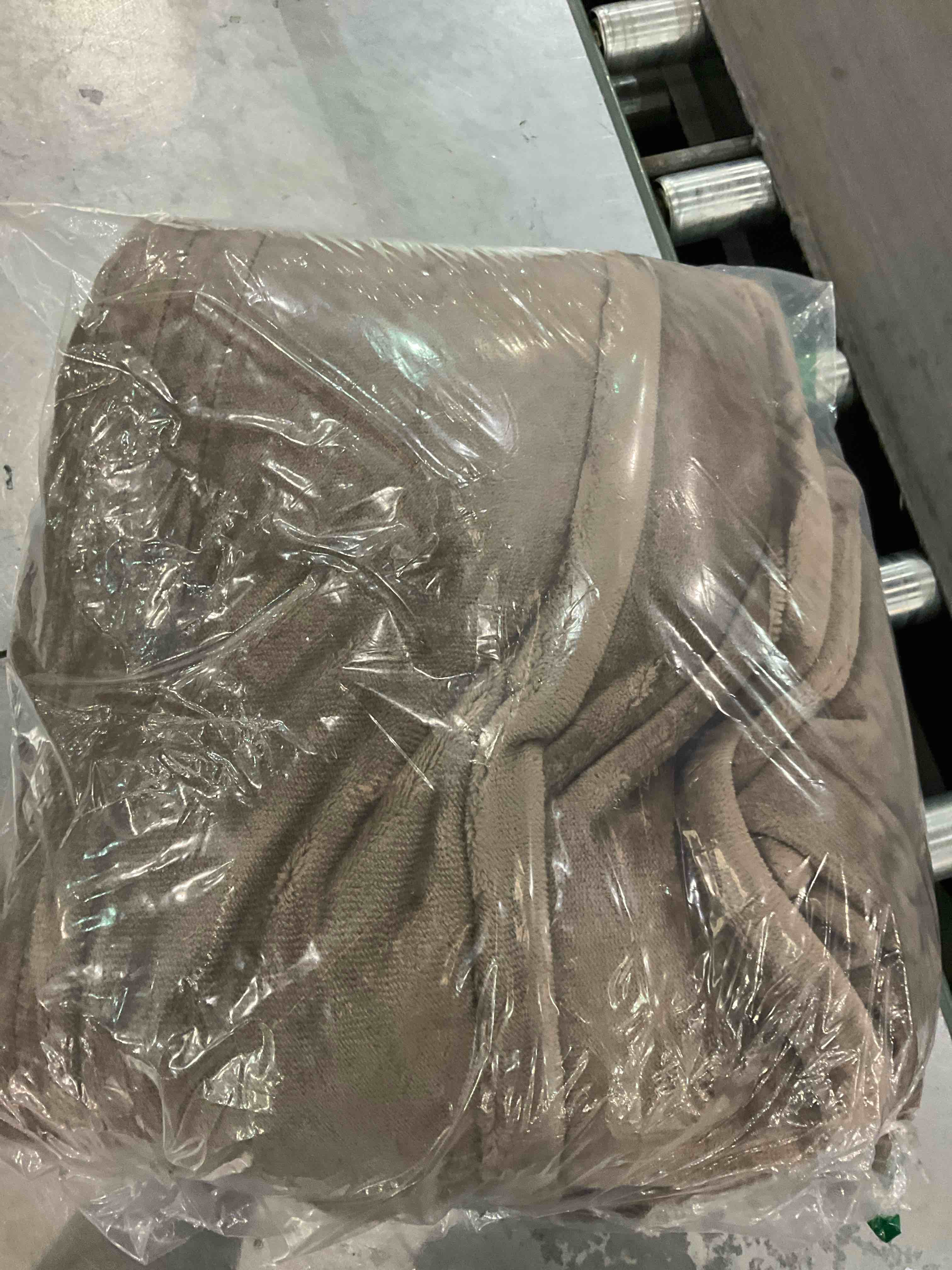 https://s3.amazonaws.com/lotting-images-prod/BargainHunt/EXS00947963_1707918410764.jpeg