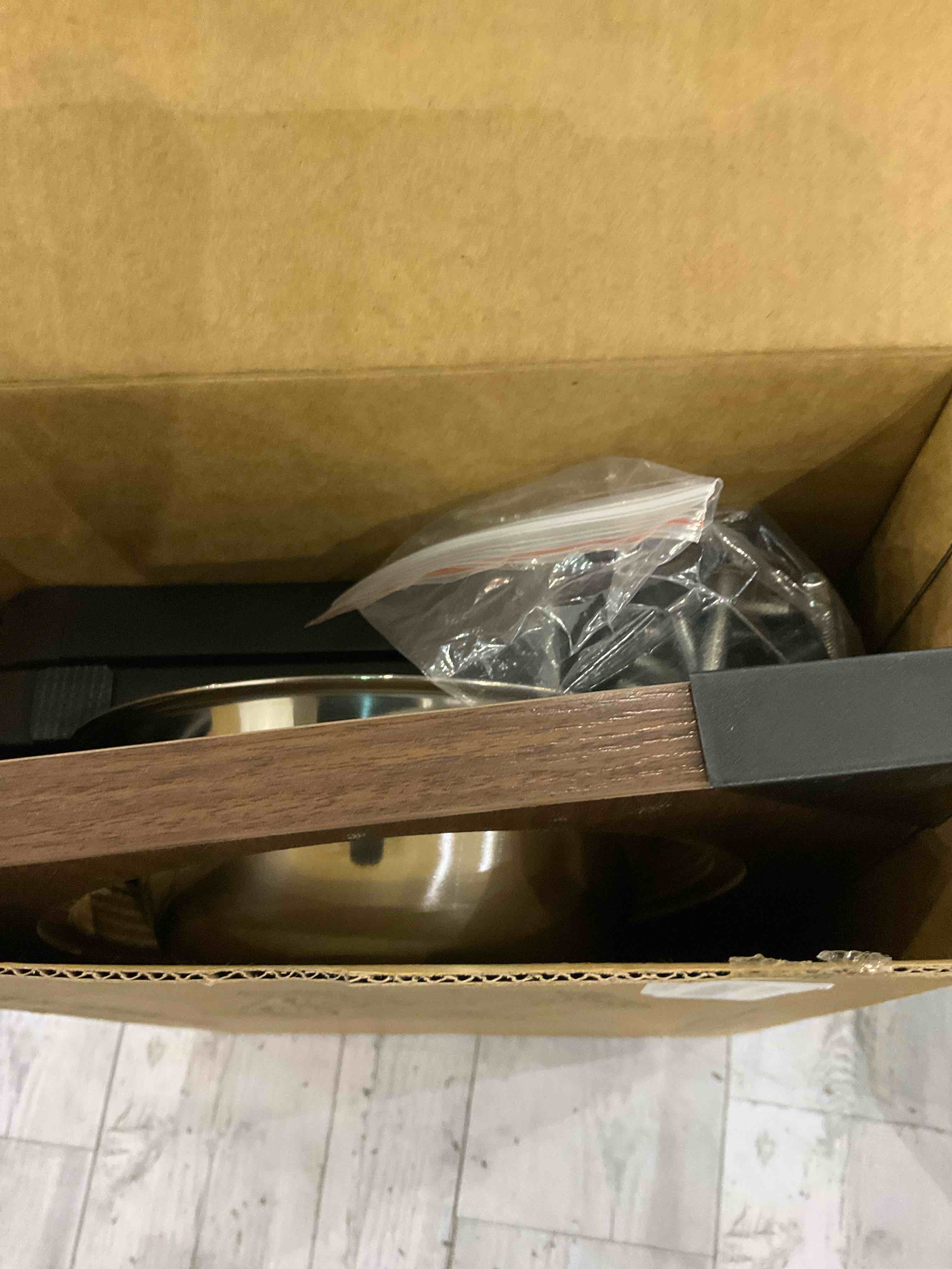 https://s3.amazonaws.com/lotting-images-prod/BargainHunt/EXS00973252_1706793311322.jpeg