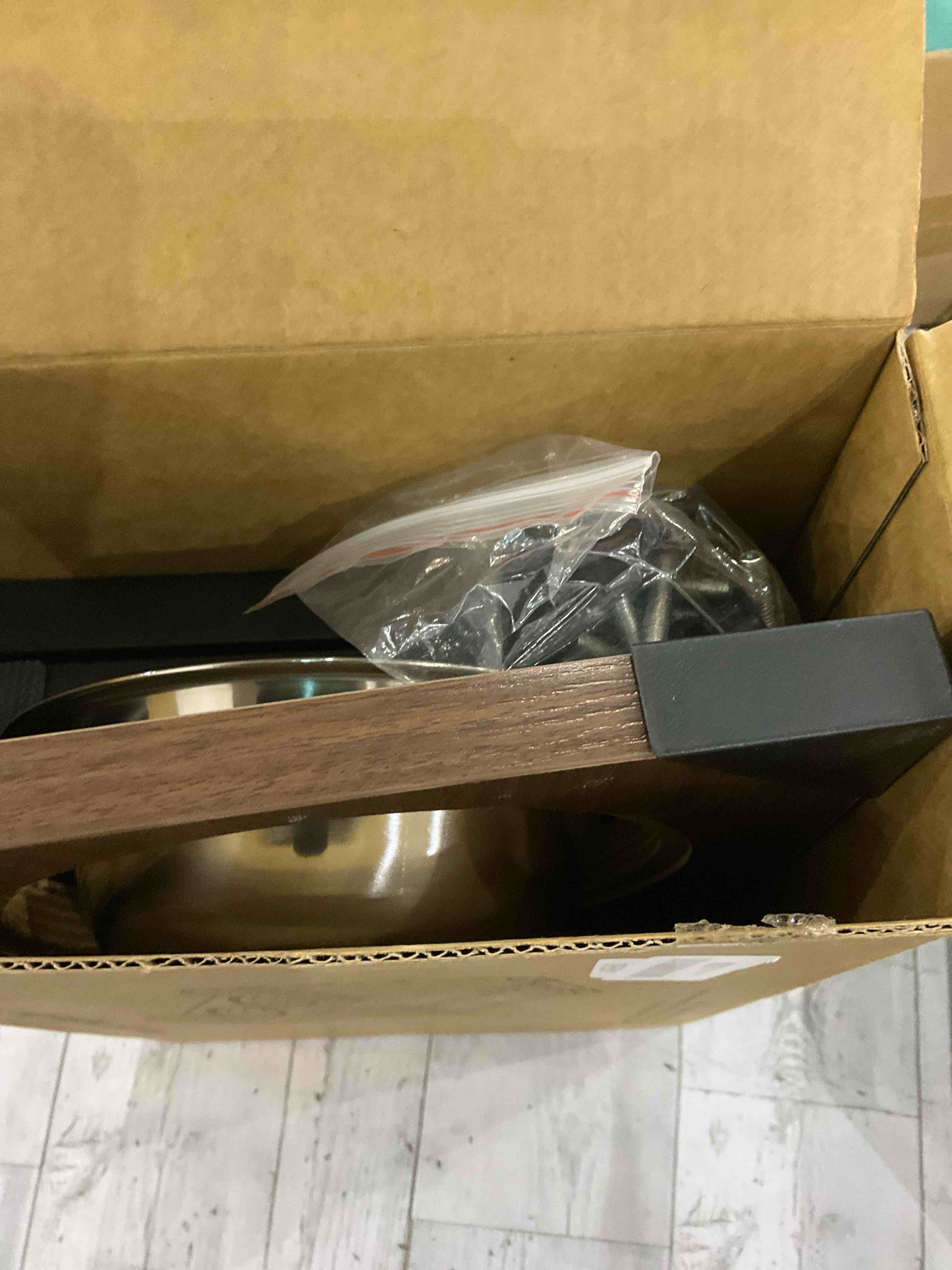 https://s3.amazonaws.com/lotting-images-prod/BargainHunt/EXS00973252_1706793313036.jpeg