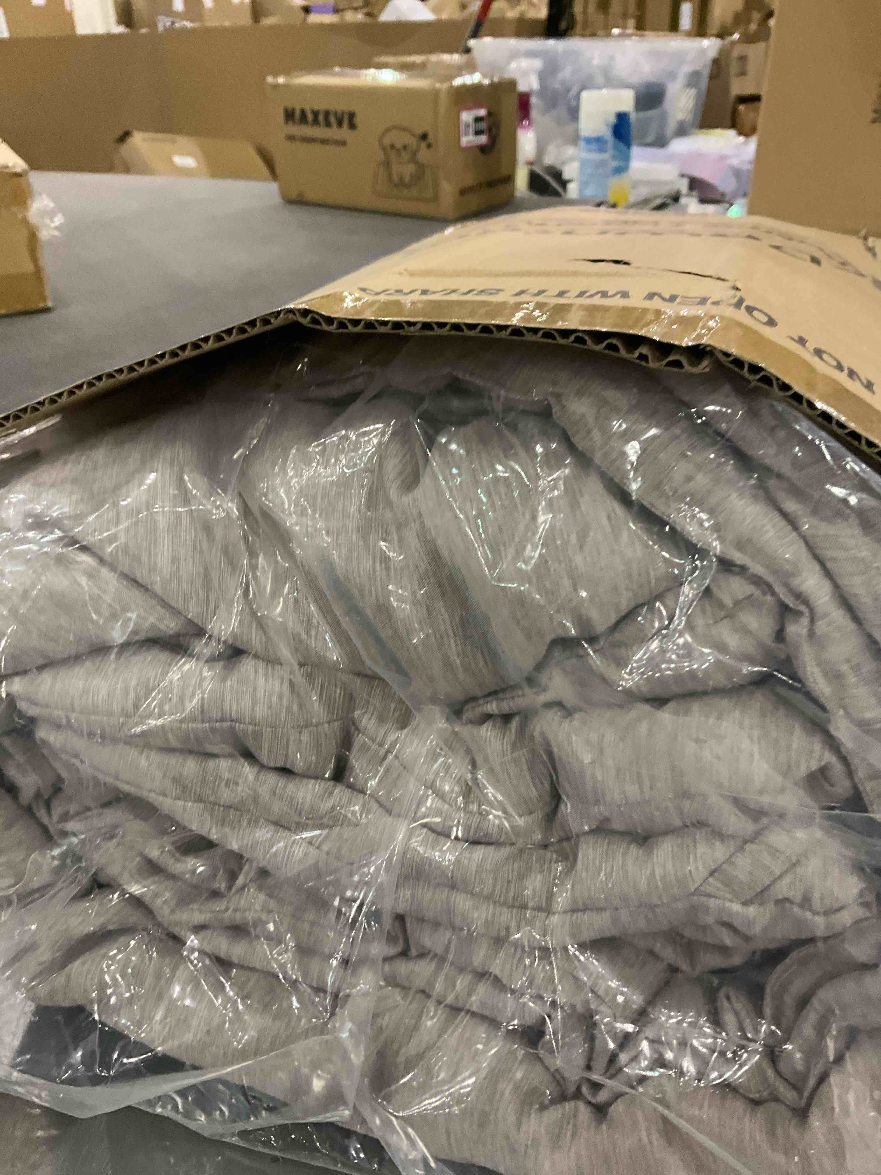 https://s3.amazonaws.com/lotting-images-prod/BargainHunt/EXS00974972_1710933318106.jpeg