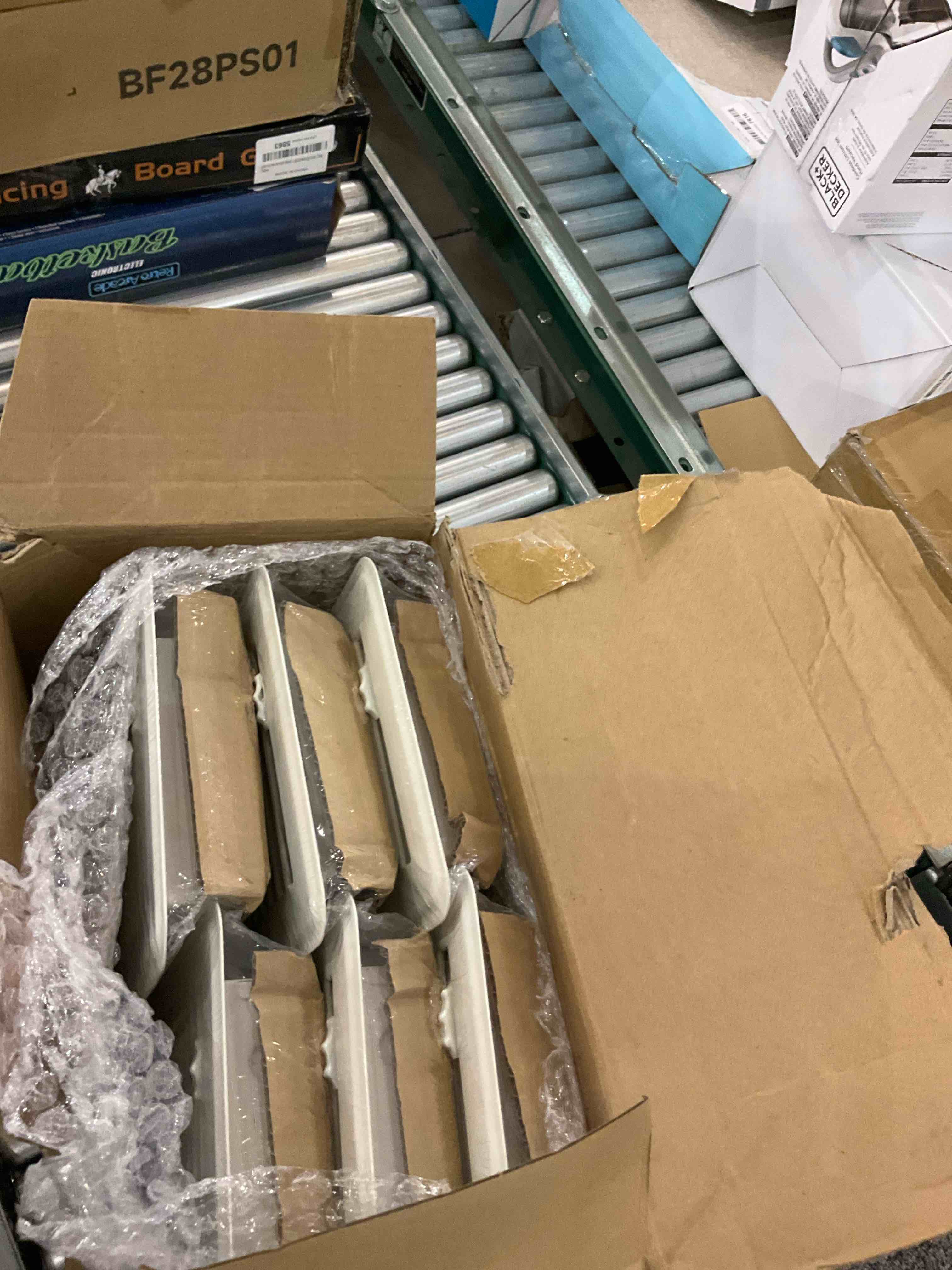https://s3.amazonaws.com/lotting-images-prod/BargainHunt/EXS00976568_1707148313793.jpeg