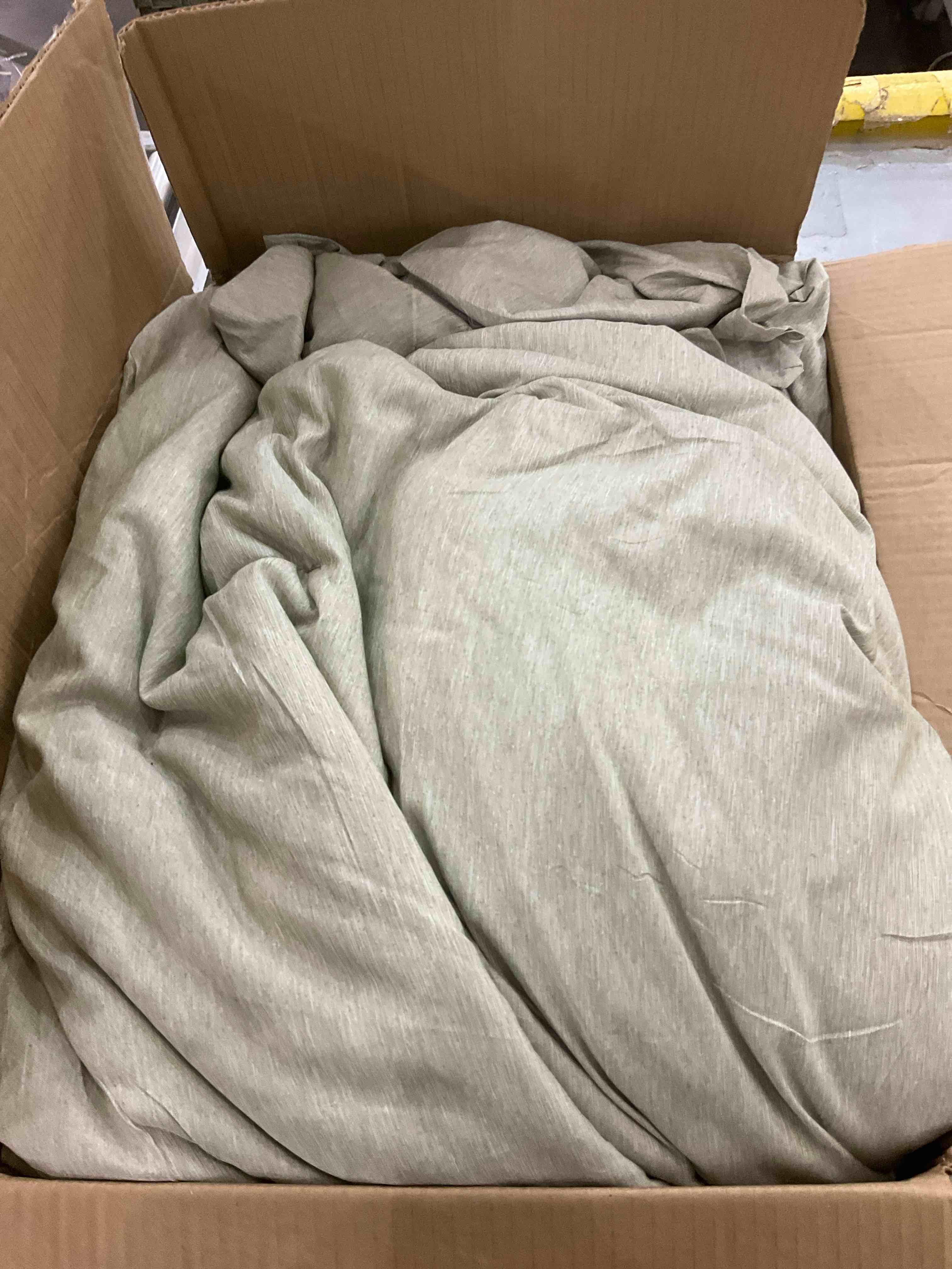 https://s3.amazonaws.com/lotting-images-prod/BargainHunt/EXS00984176_1706638393164.jpeg