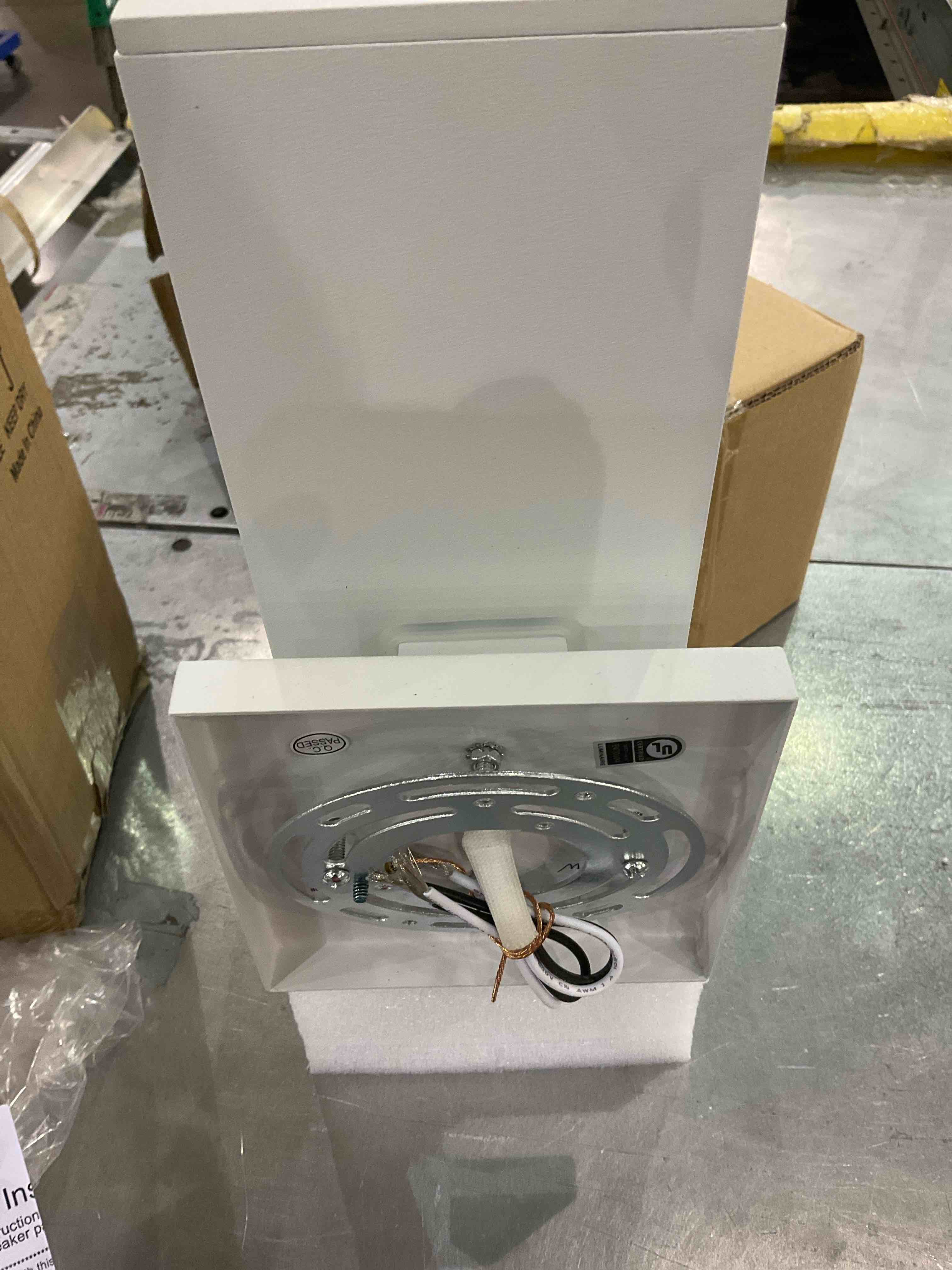 https://s3.amazonaws.com/lotting-images-prod/BargainHunt/EXS00984329_1706790712198.jpeg