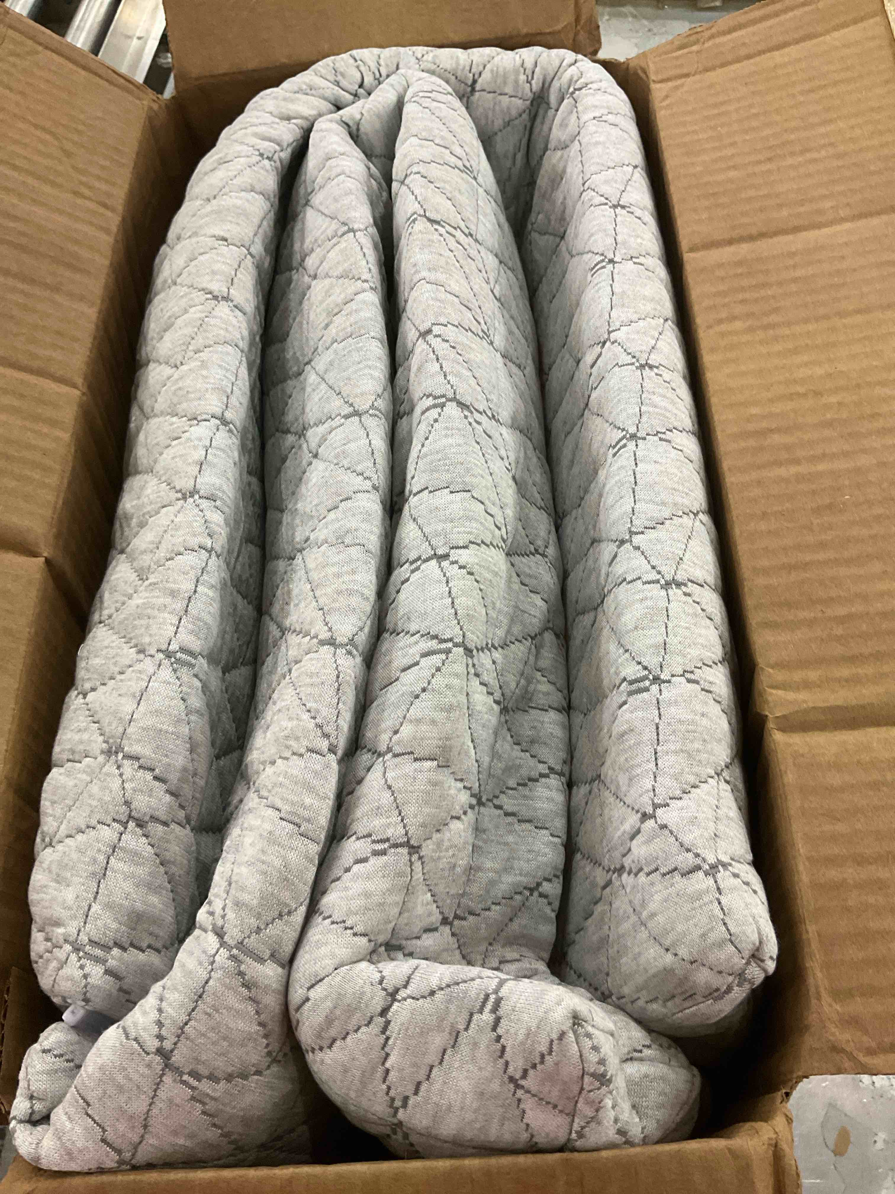 https://s3.amazonaws.com/lotting-images-prod/BargainHunt/EXS00984409_1706804550942.jpeg