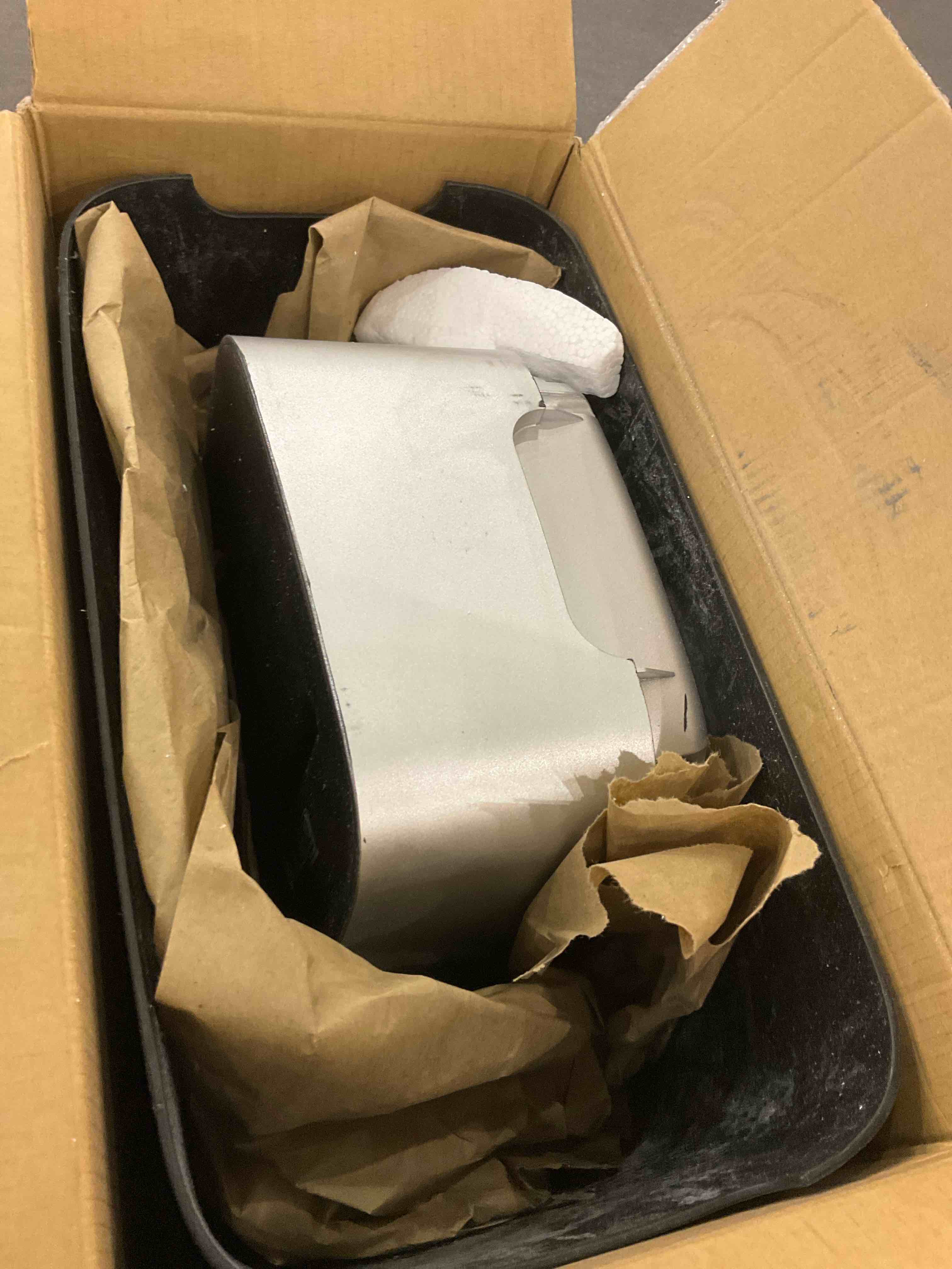 https://s3.amazonaws.com/lotting-images-prod/BargainHunt/EXS00988714_1709746848139.jpeg