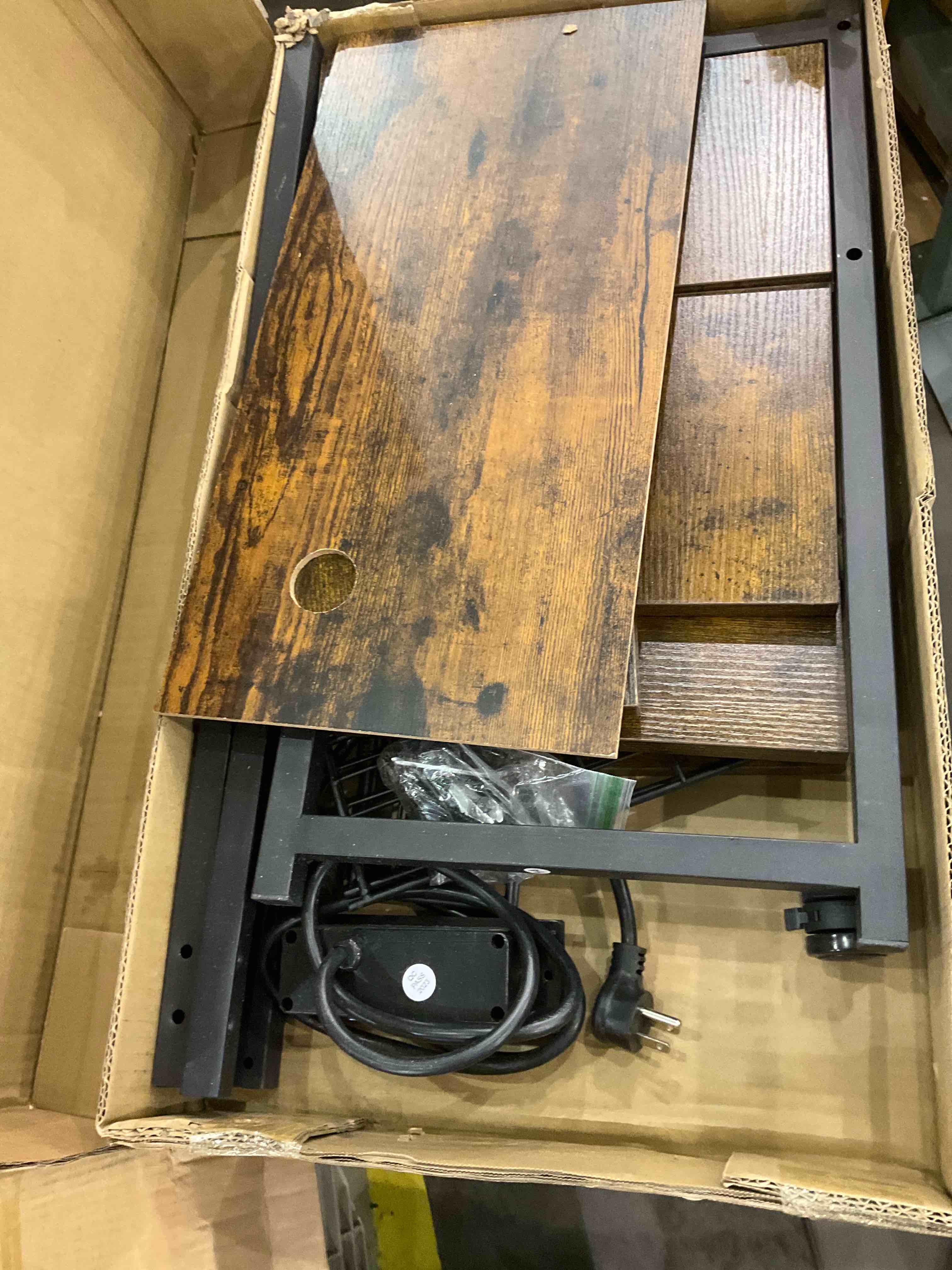 https://s3.amazonaws.com/lotting-images-prod/BargainHunt/EXS00988892_1709903617414.jpeg