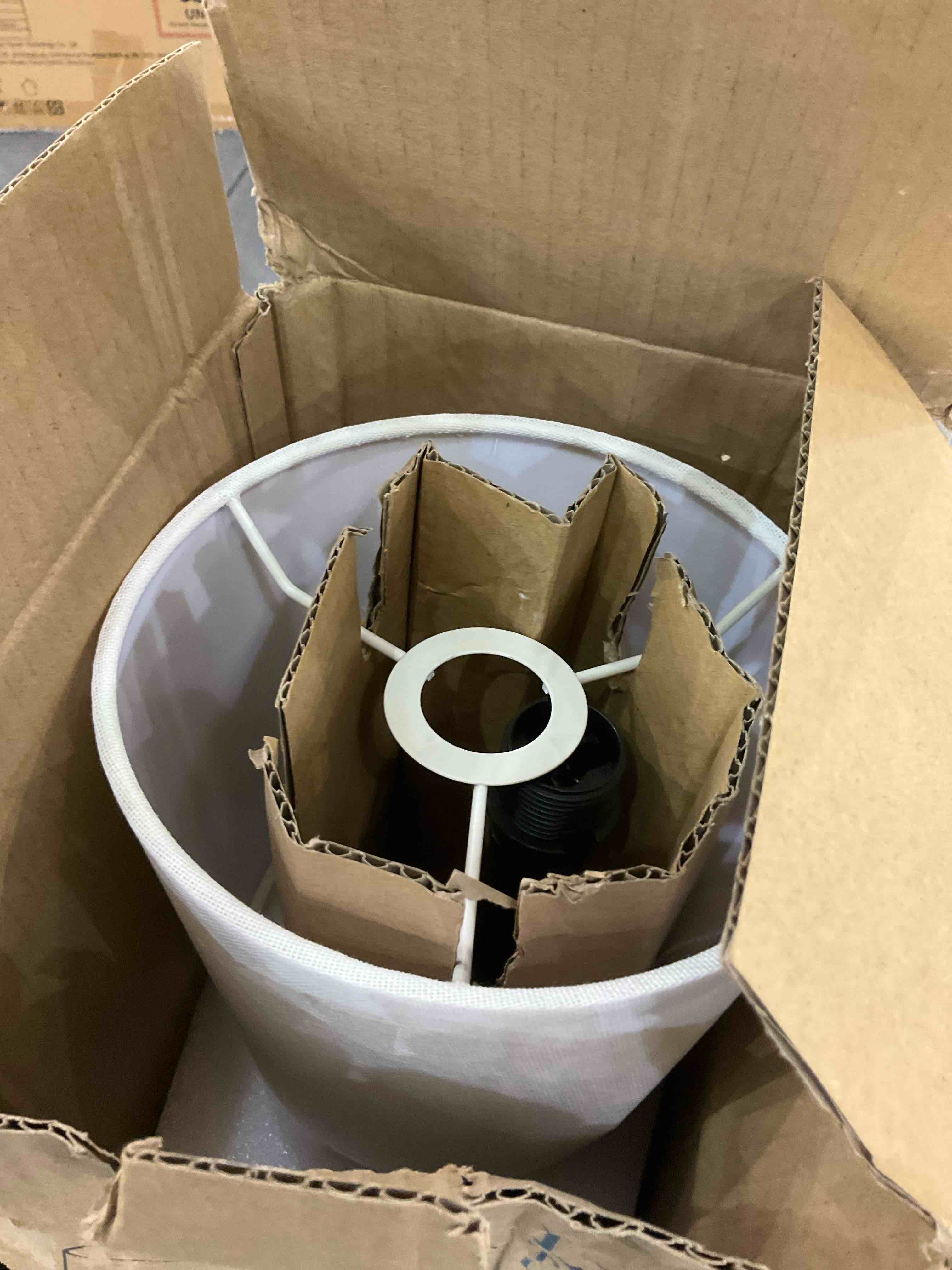https://s3.amazonaws.com/lotting-images-prod/BargainHunt/EXS00988959_1709927275158.jpeg