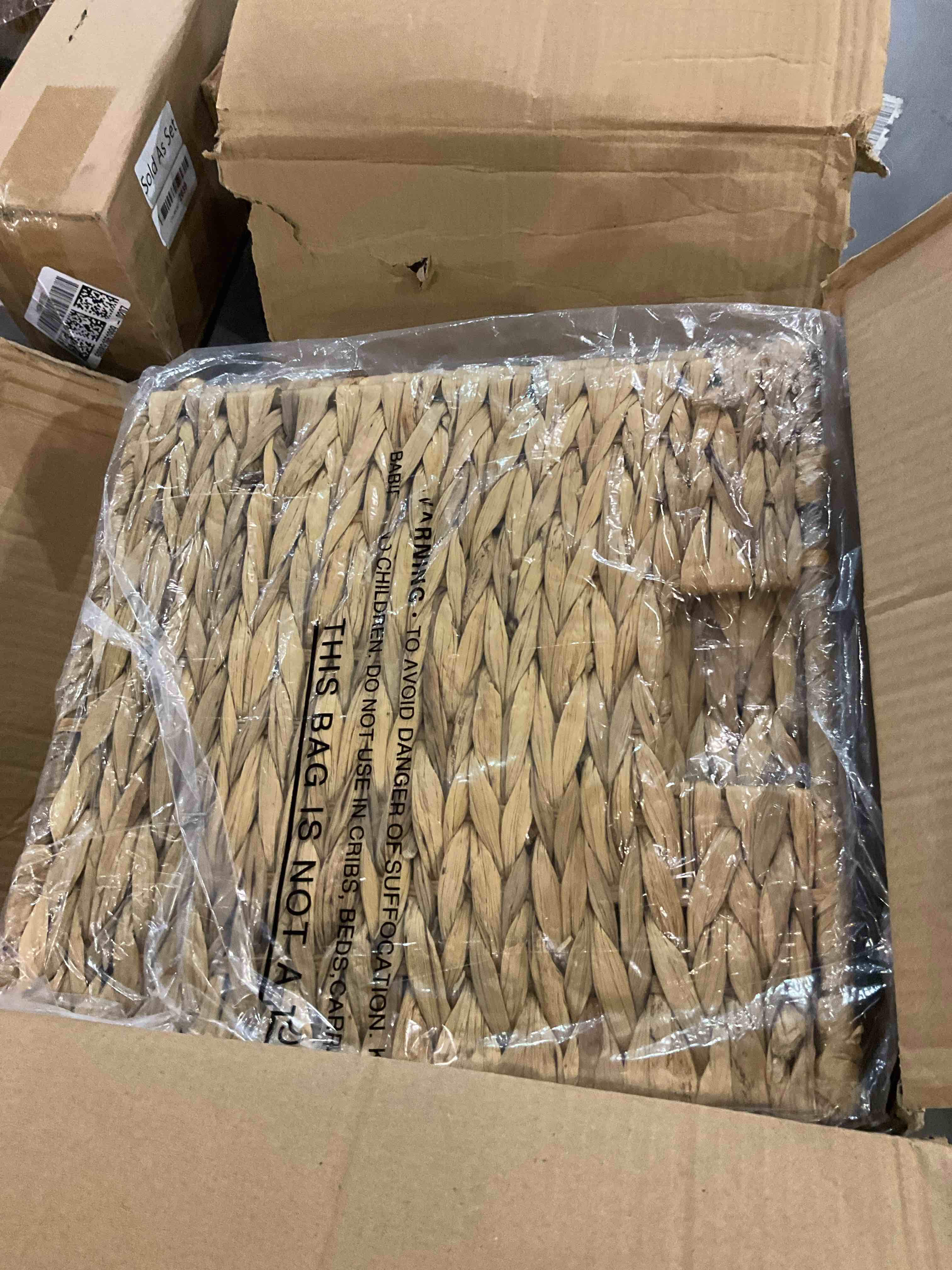 https://s3.amazonaws.com/lotting-images-prod/BargainHunt/EXS01001886_1709209816473.jpeg