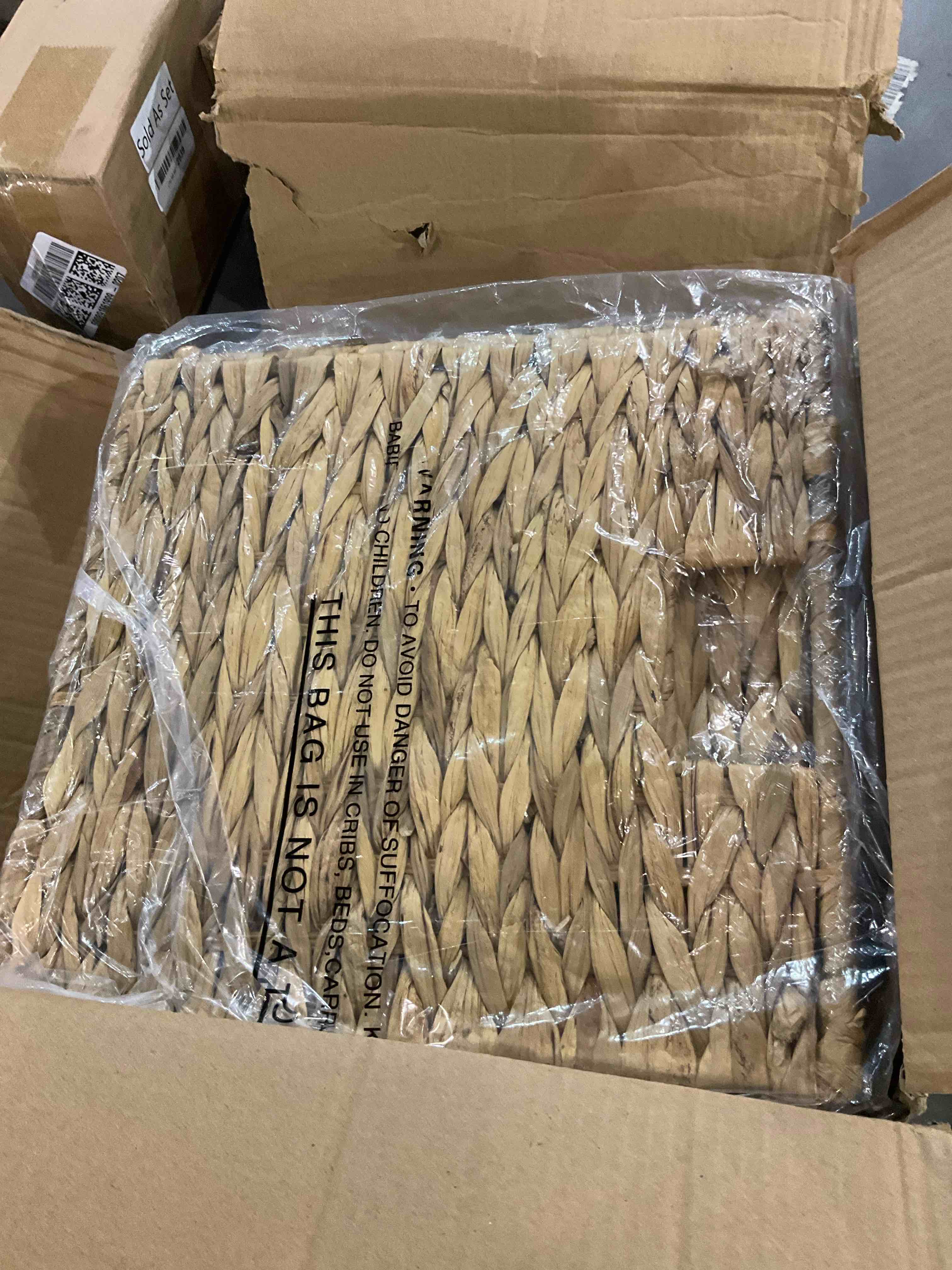 https://s3.amazonaws.com/lotting-images-prod/BargainHunt/EXS01001886_1709209817414.jpeg