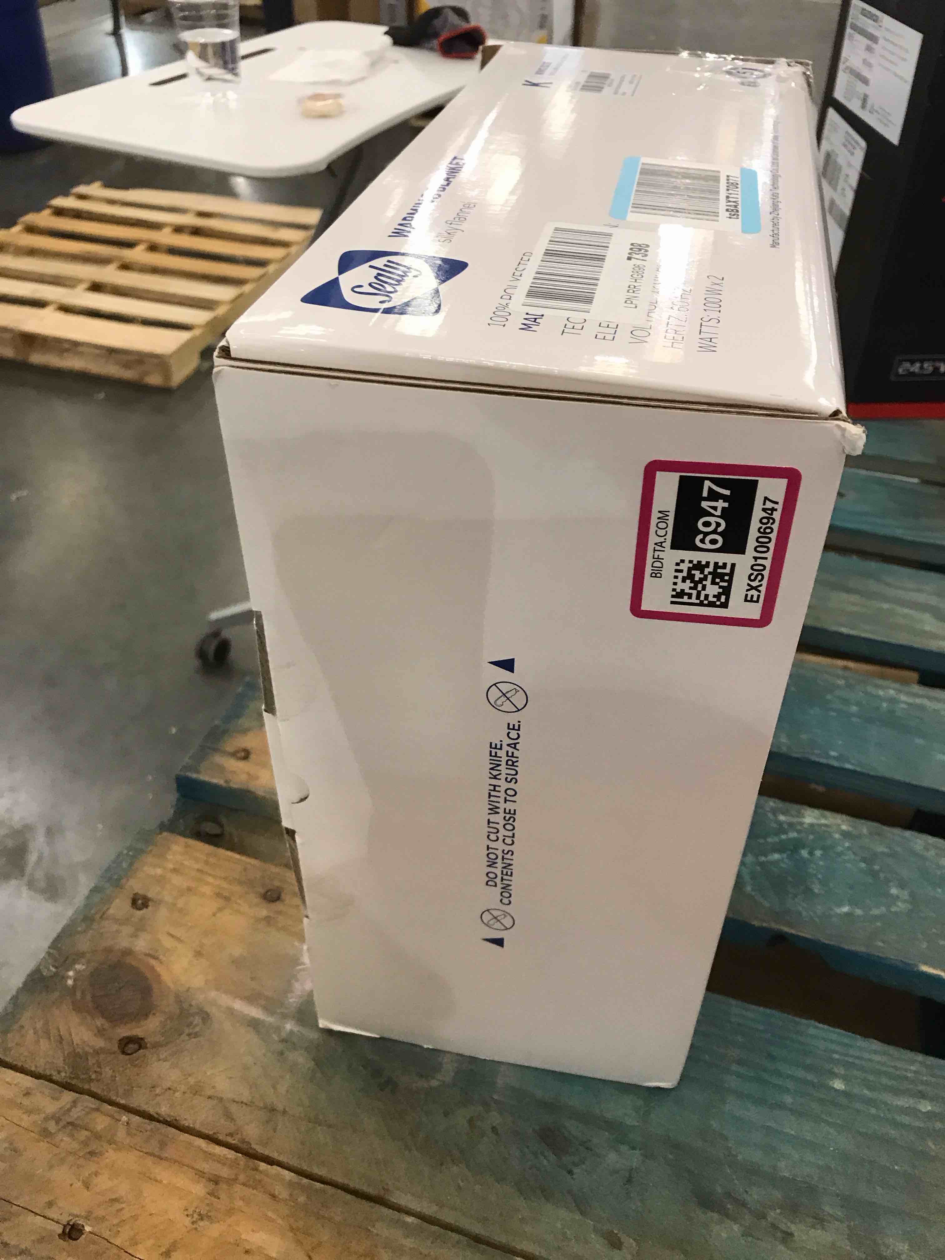 https://s3.amazonaws.com/lotting-images-prod/BargainHunt/EXS01006947_1708456727495.jpeg