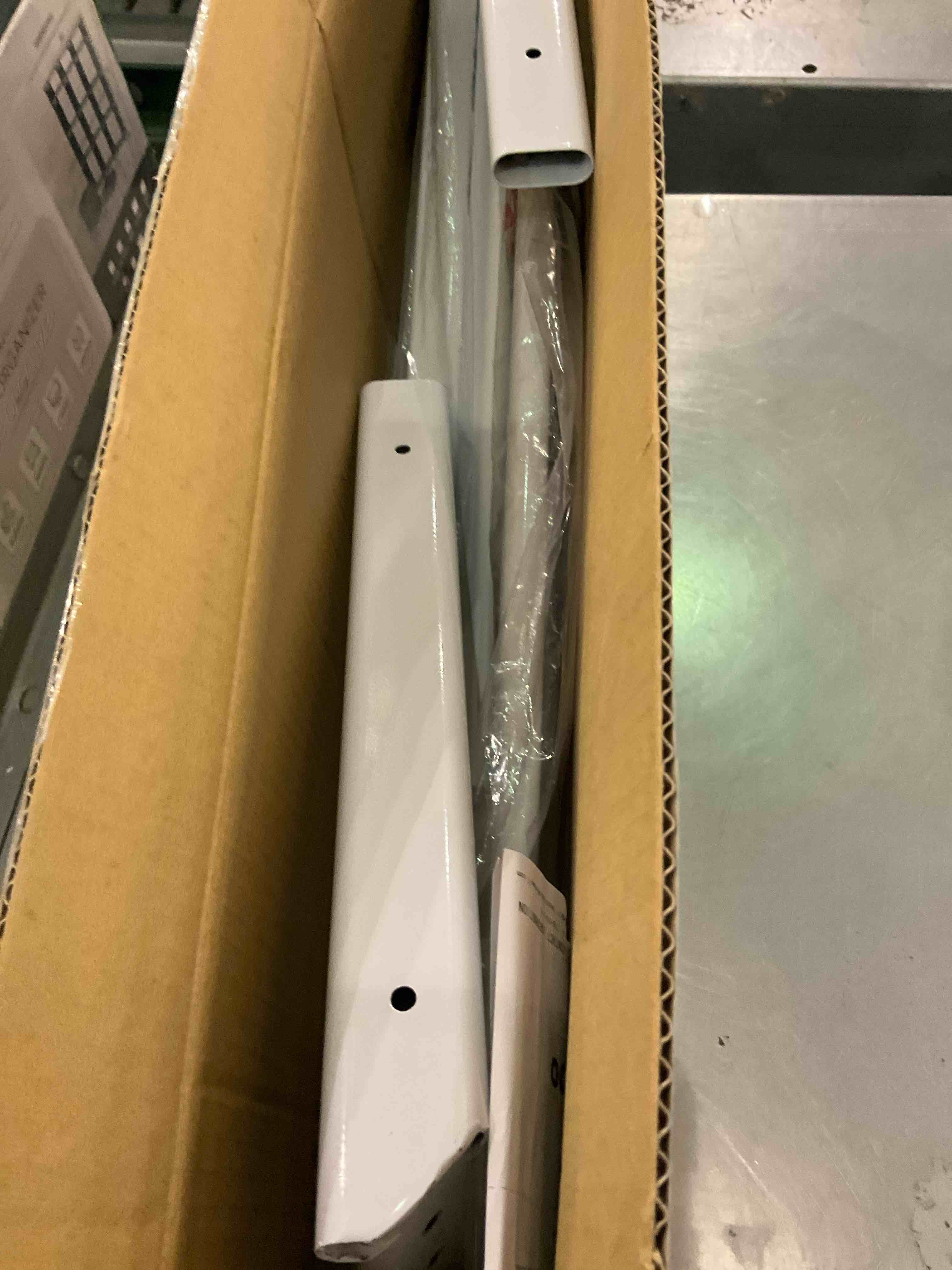 https://s3.amazonaws.com/lotting-images-prod/BargainHunt/EXS01011734_1709650840809.jpeg