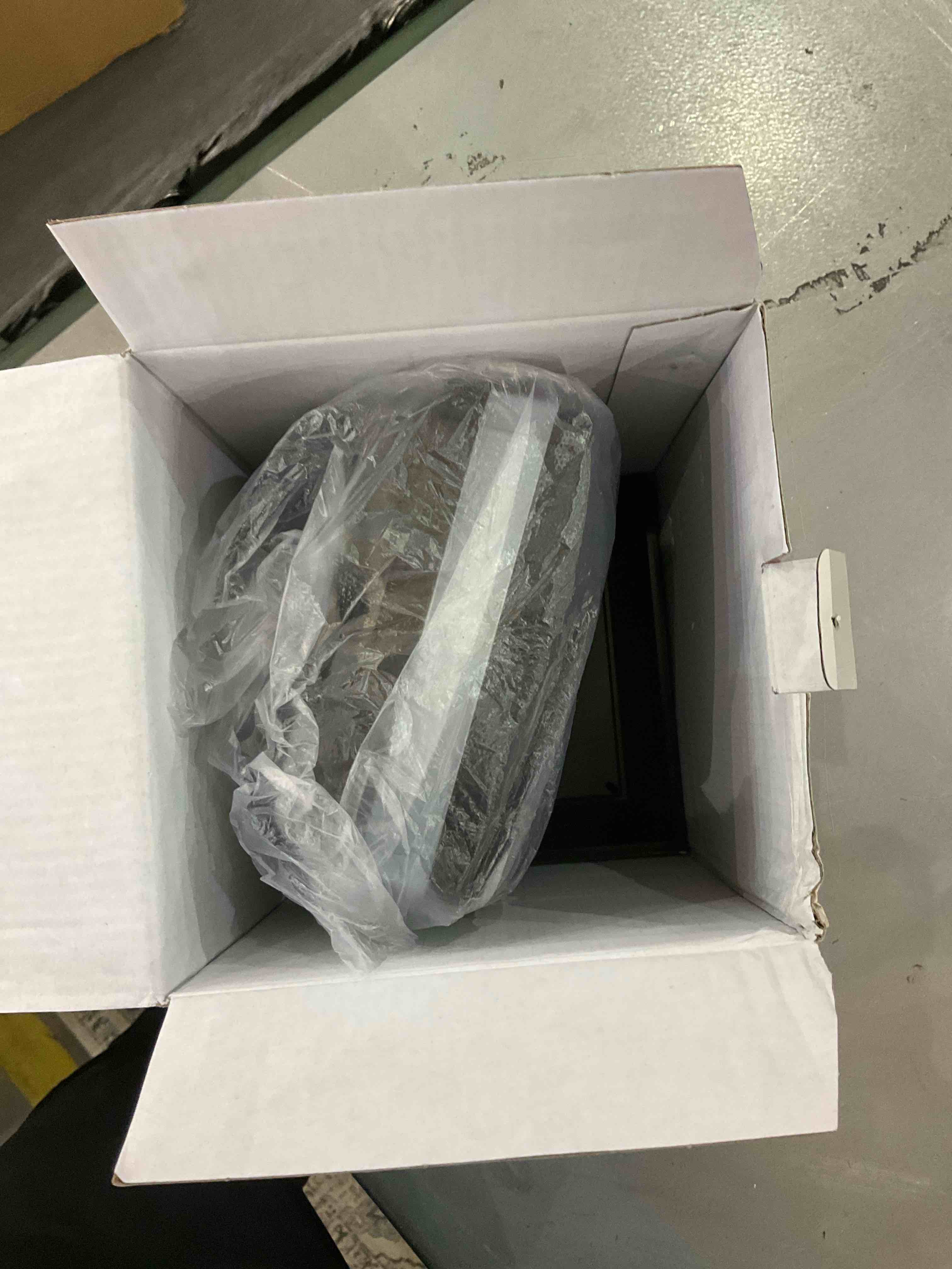 https://s3.amazonaws.com/lotting-images-prod/BargainHunt/EXS01011958_1709819078697.jpeg