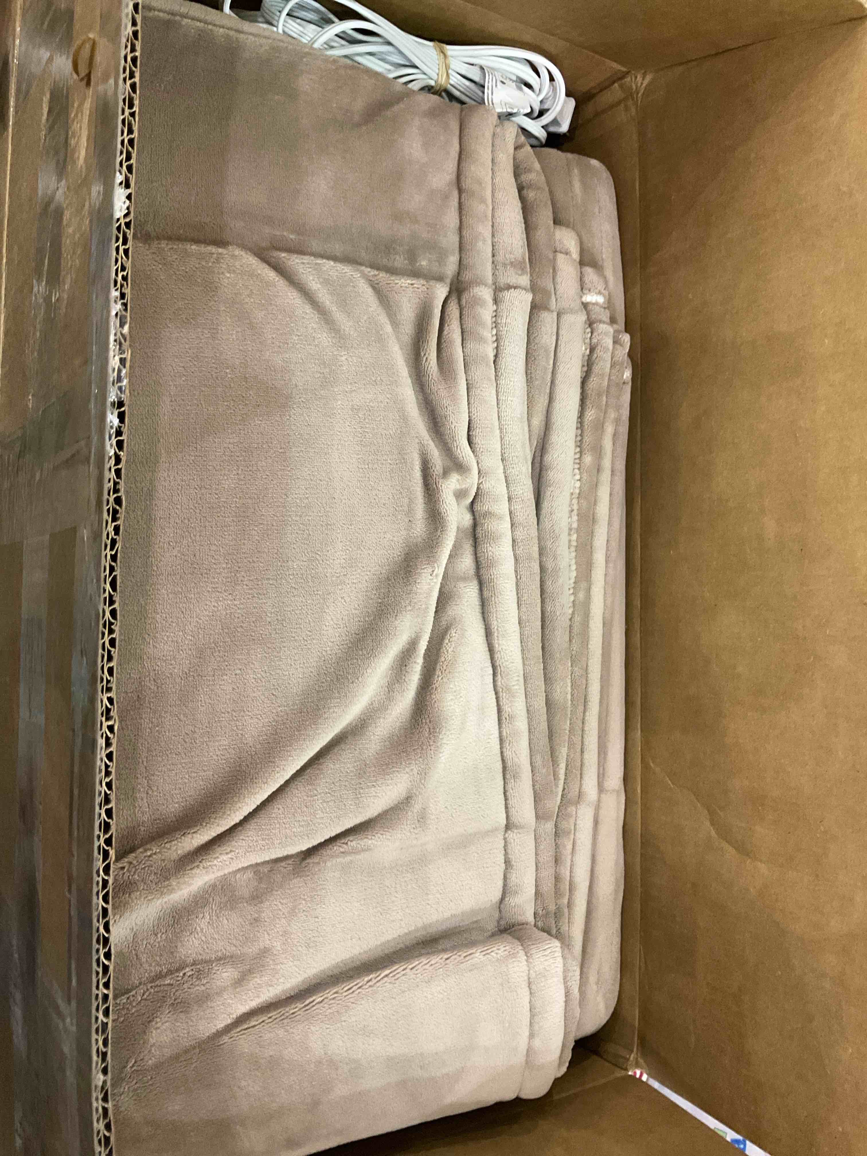 https://s3.amazonaws.com/lotting-images-prod/BargainHunt/EXS01014424_1709051737458.jpeg