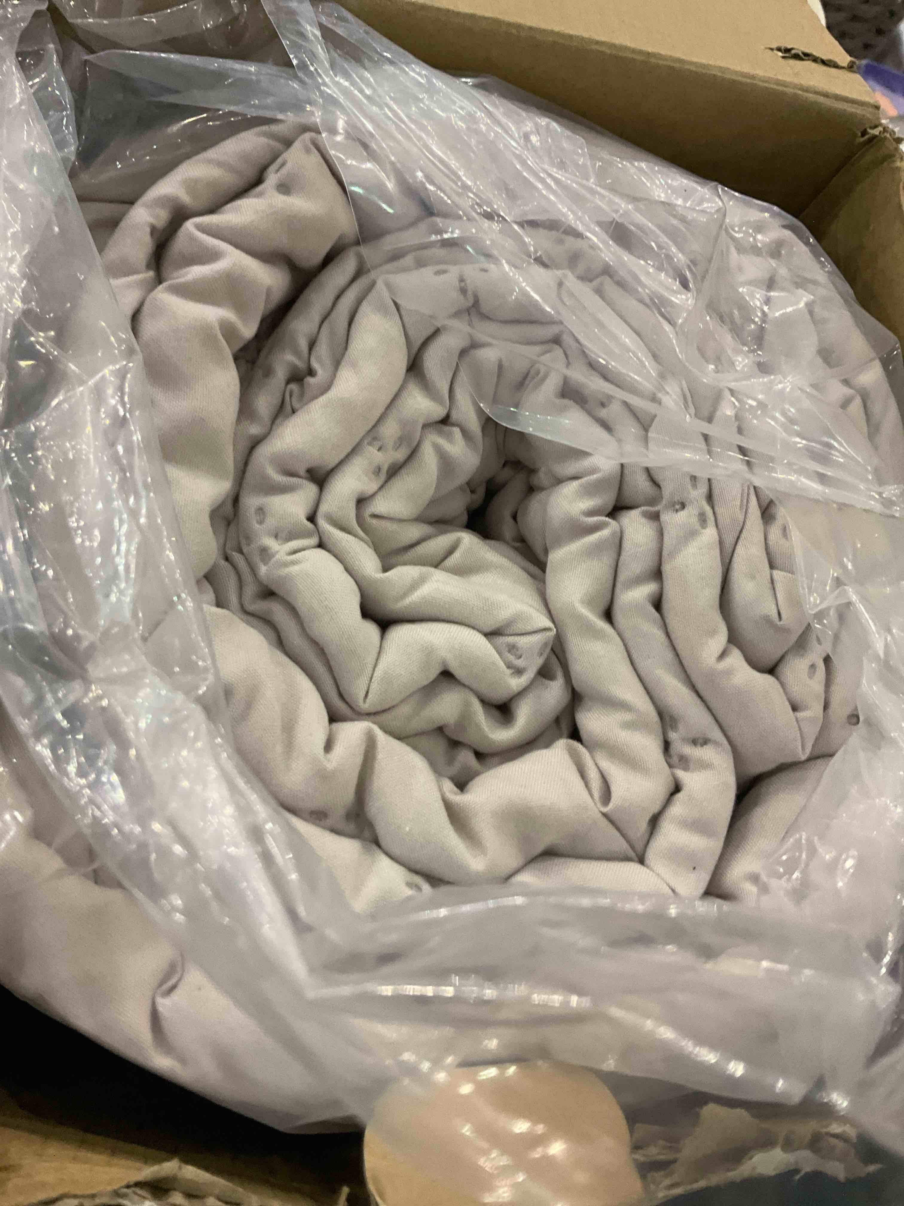 https://s3.amazonaws.com/lotting-images-prod/BargainHunt/EXS01015593_1708951469707.jpeg