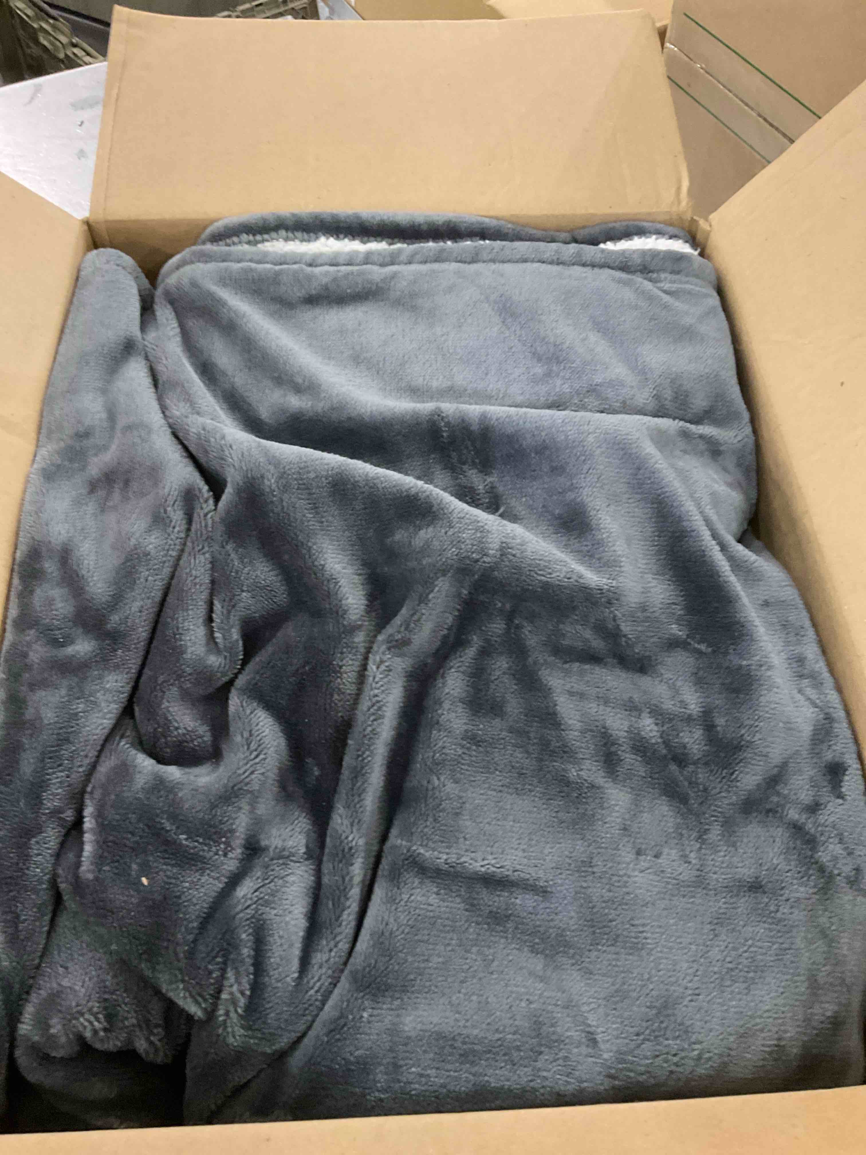 https://s3.amazonaws.com/lotting-images-prod/BargainHunt/EXS01016383_1708620352986.jpeg