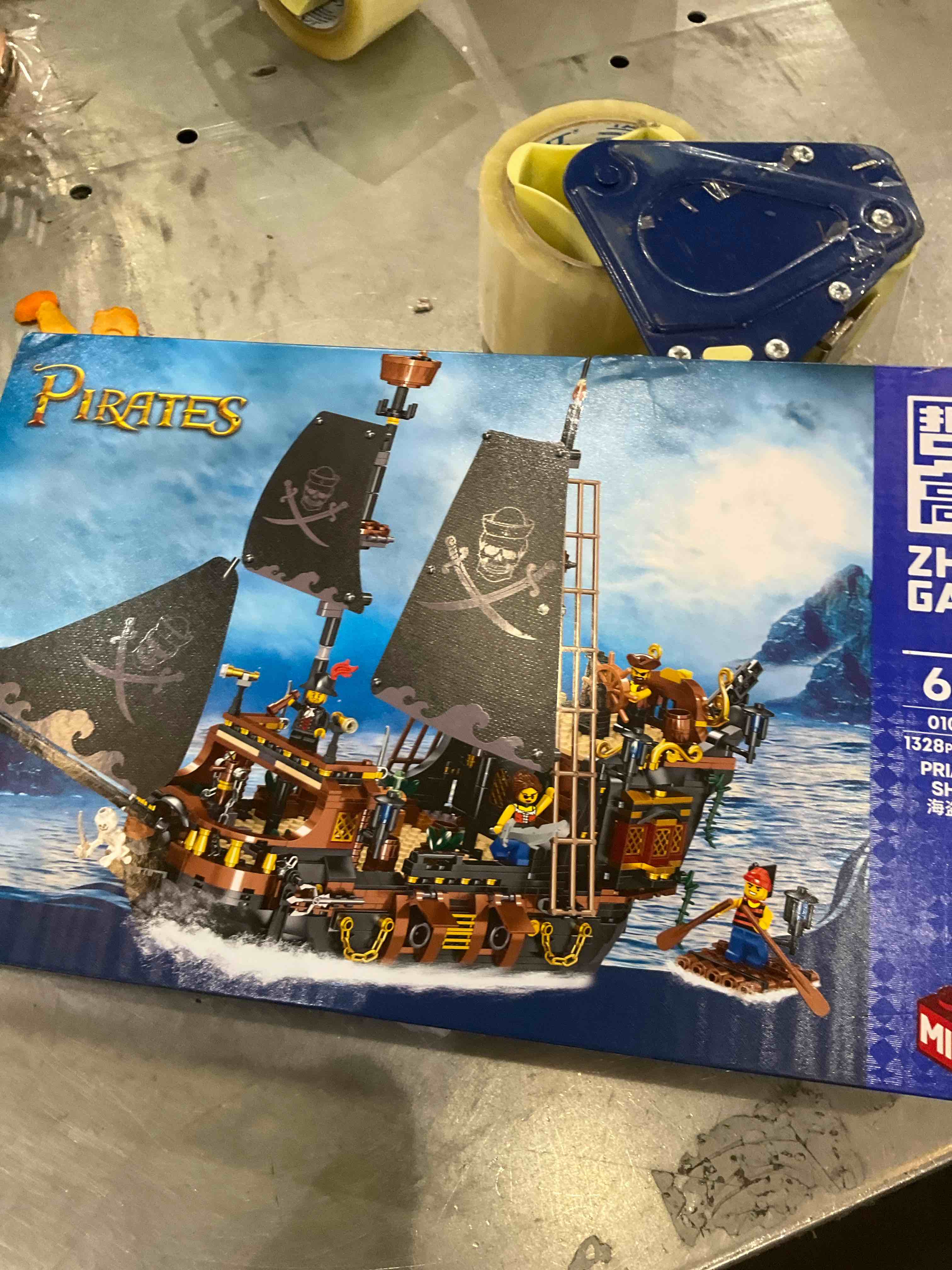 QLT QIAOLETONG Pirate Ship Model Building Set,Pirate Ship Mini Building Blocks Kit,Pirate Ship Creative Brick Toys for Boys Age 6+ Pirate Themed Gift for Adults (1328Pcs)
