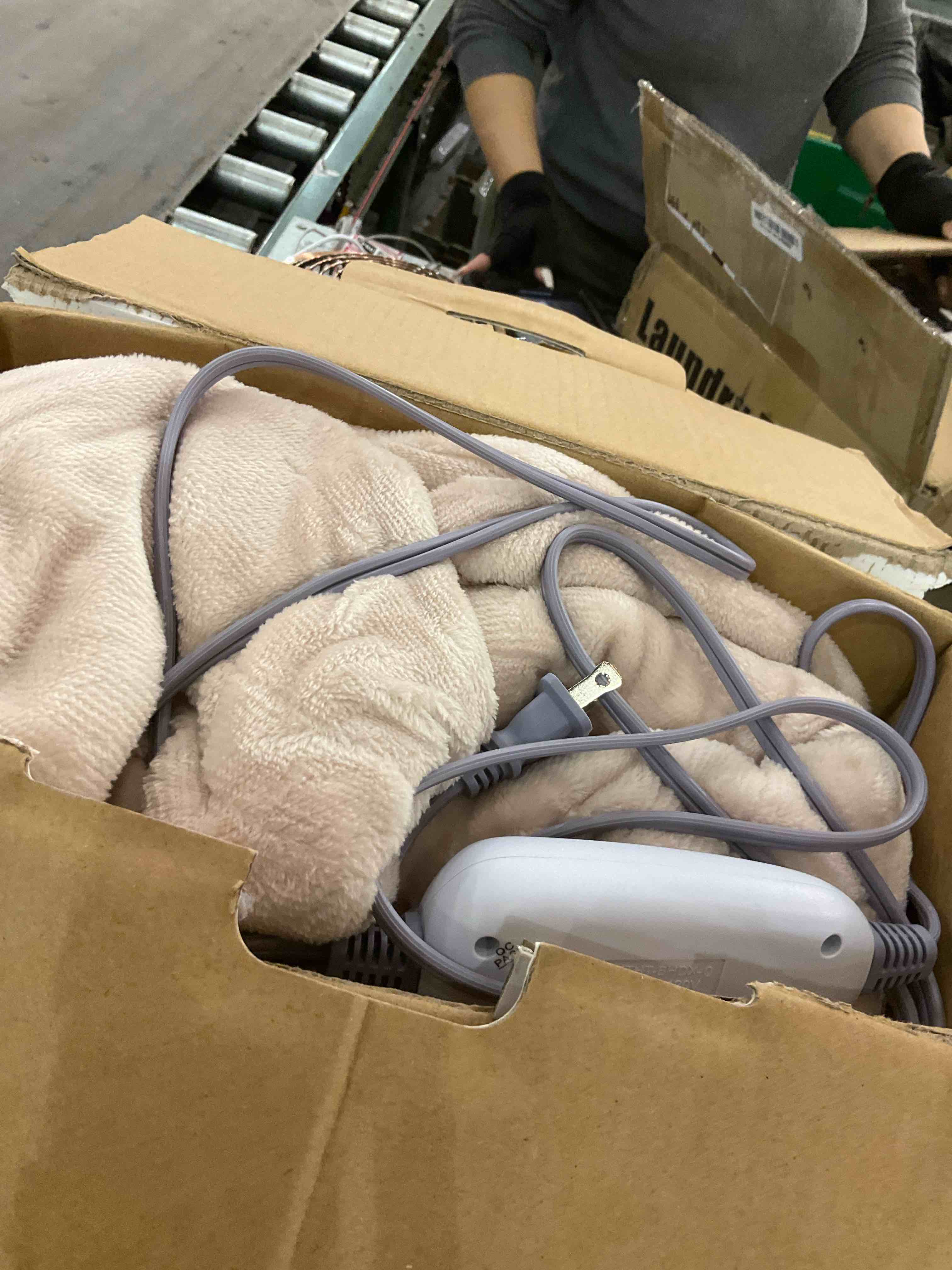 https://s3.amazonaws.com/lotting-images-prod/BargainHunt/EXS01016700_1707923050470.jpeg