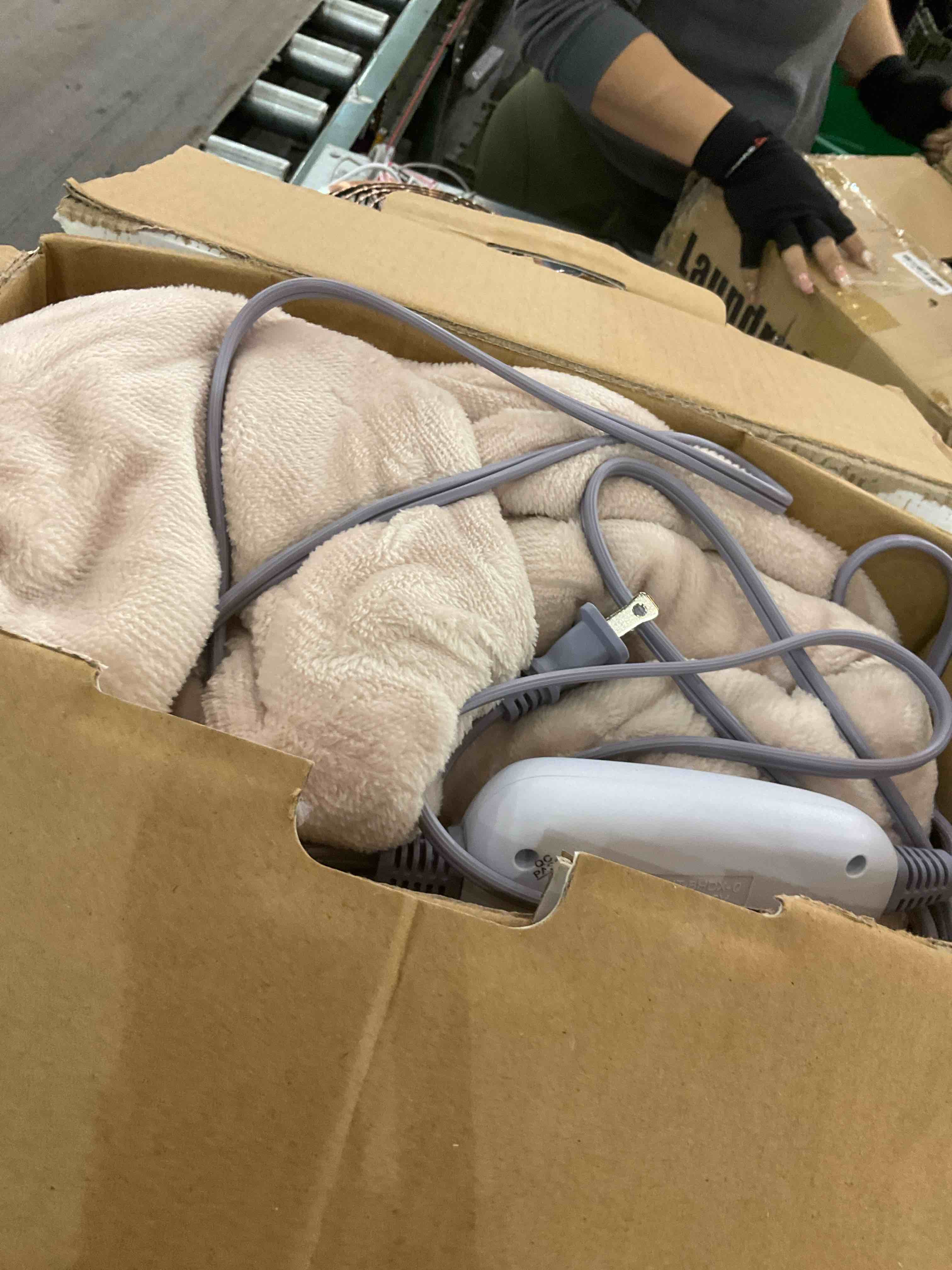 https://s3.amazonaws.com/lotting-images-prod/BargainHunt/EXS01016700_1707923051448.jpeg