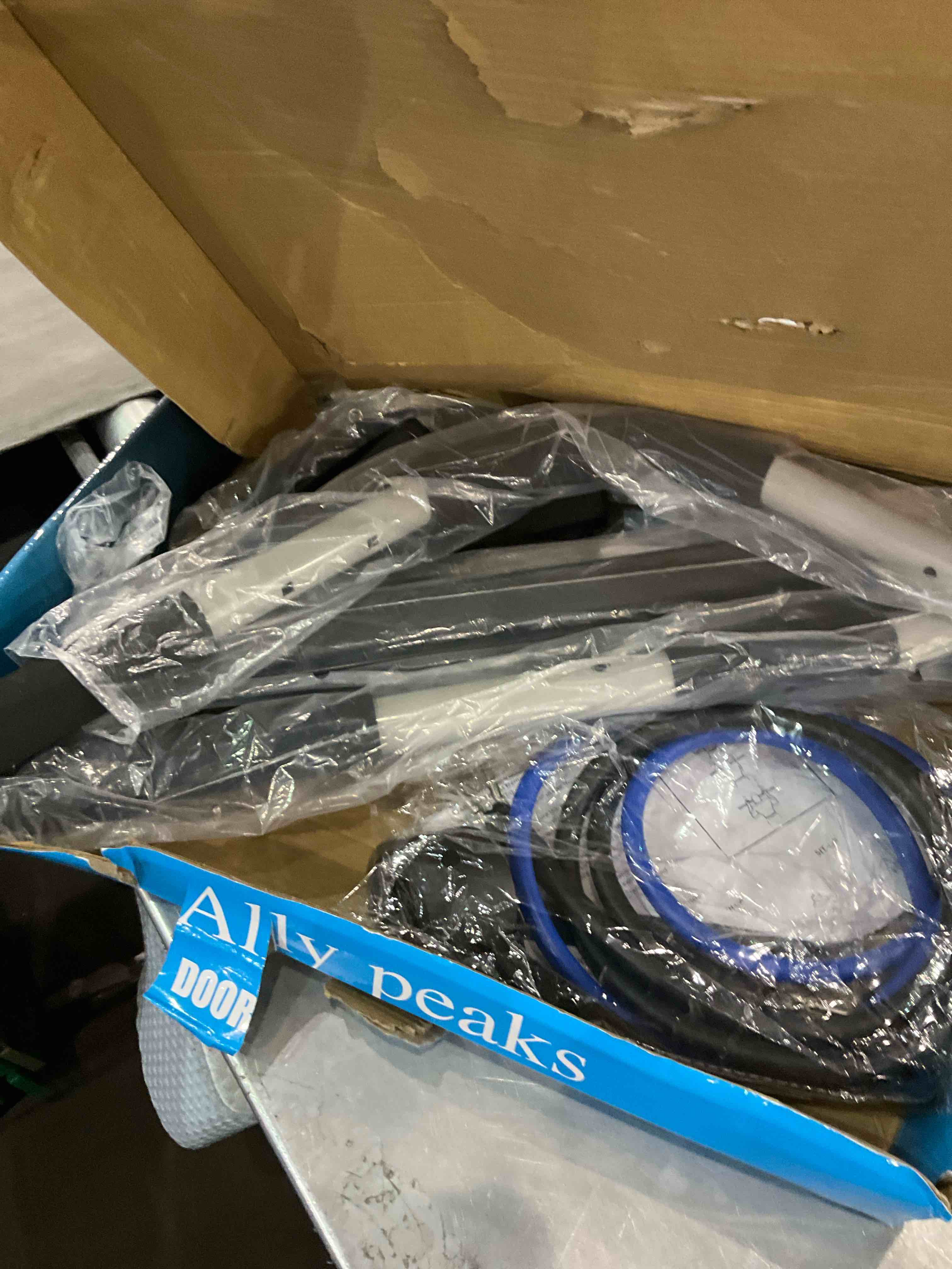 https://s3.amazonaws.com/lotting-images-prod/BargainHunt/EXS01018998_1707742879622.jpeg