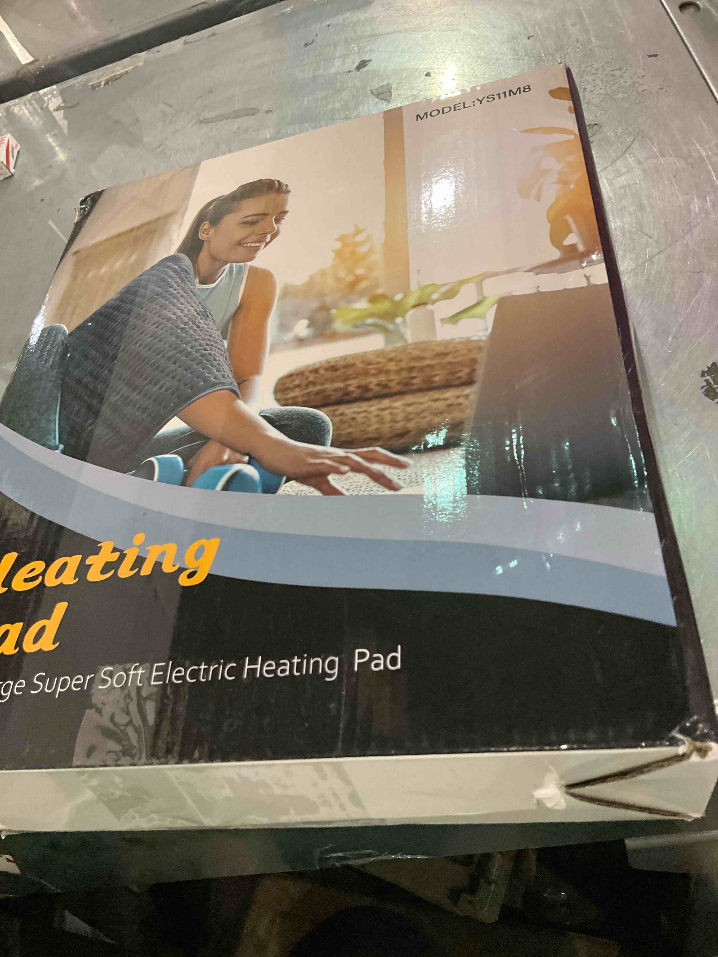 https://s3.amazonaws.com/lotting-images-prod/BargainHunt/EXS01019798_1707397220121.jpeg