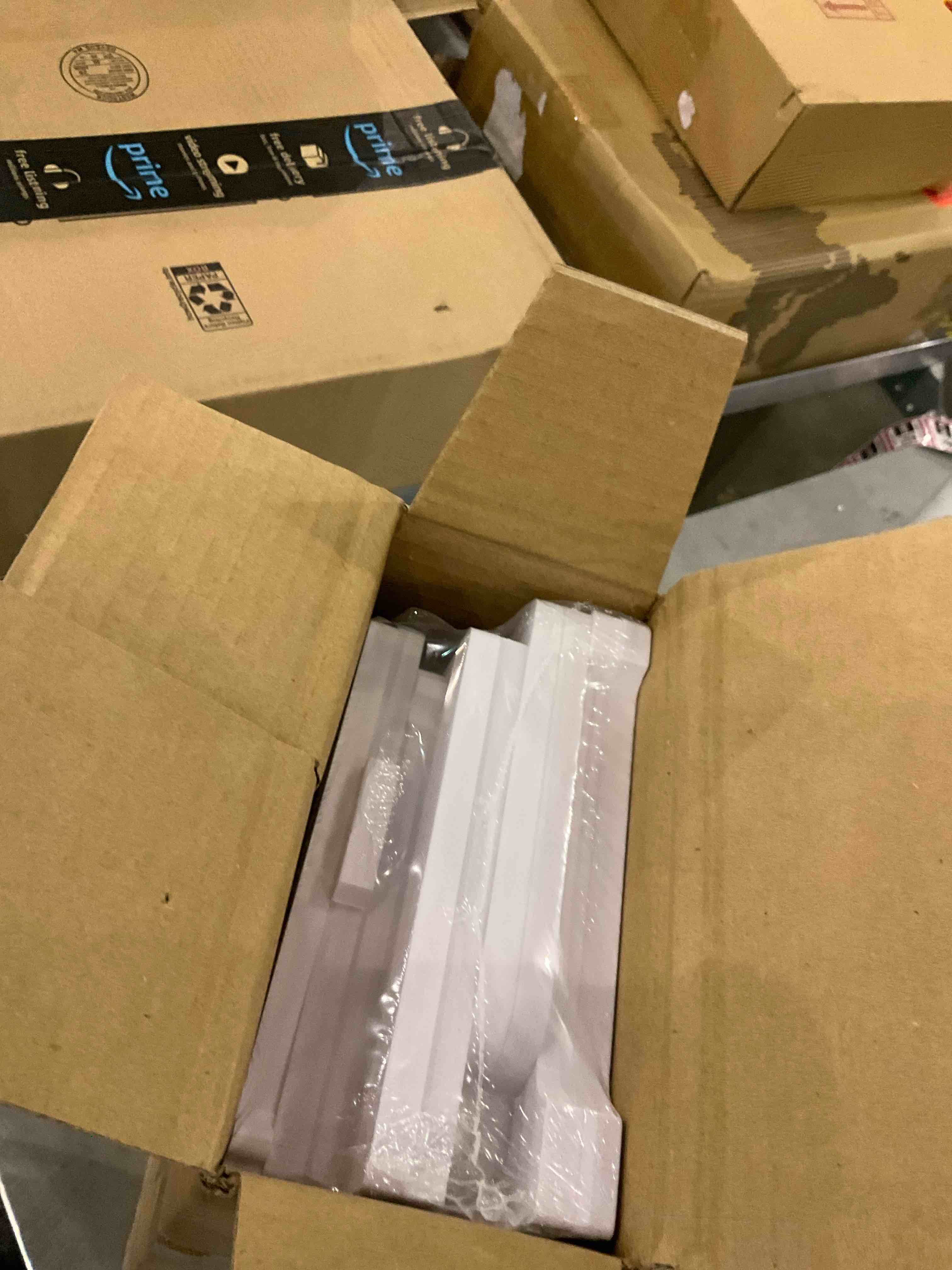https://s3.amazonaws.com/lotting-images-prod/BargainHunt/EXS01023581_1707766454775.jpeg
