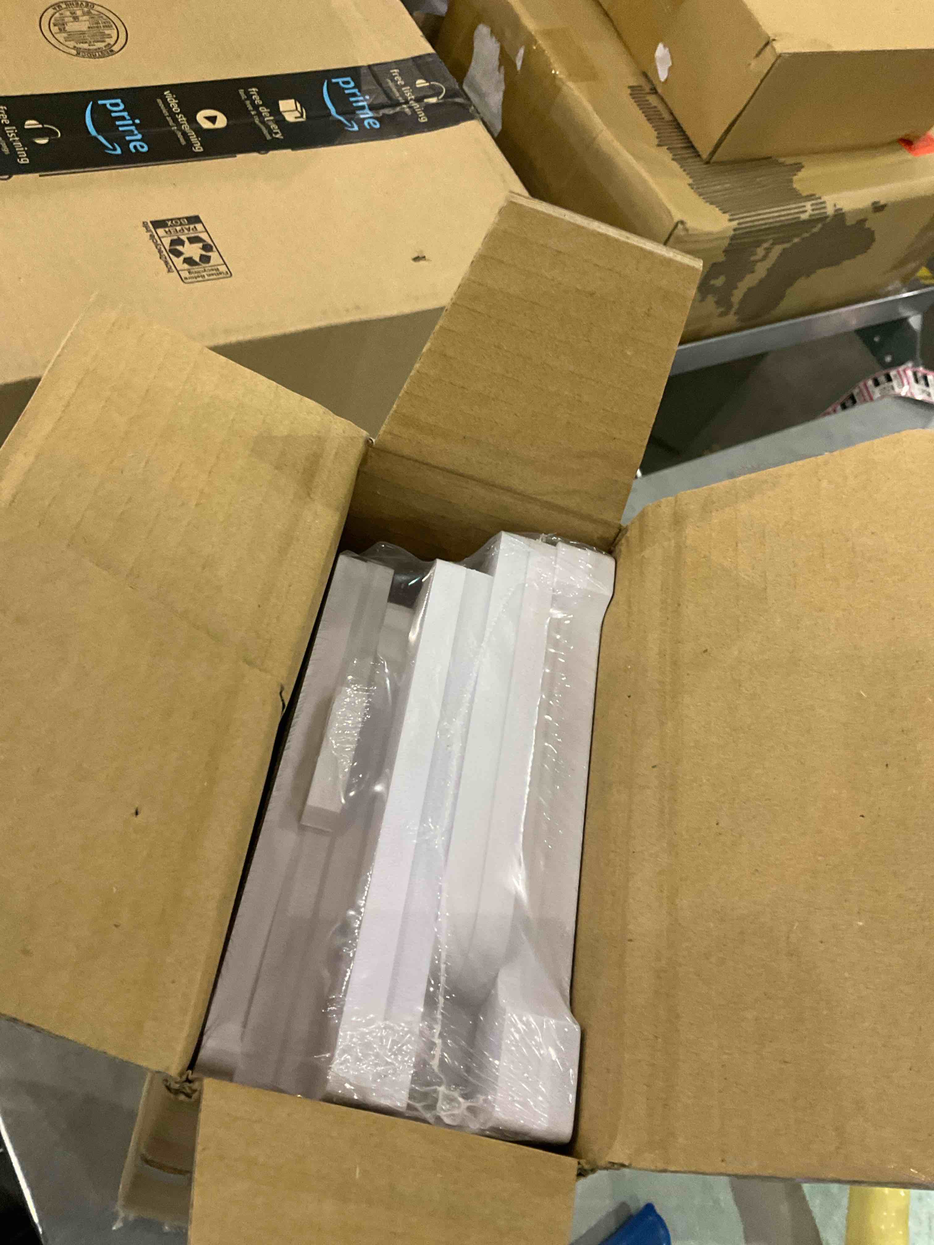https://s3.amazonaws.com/lotting-images-prod/BargainHunt/EXS01023581_1707766455839.jpeg