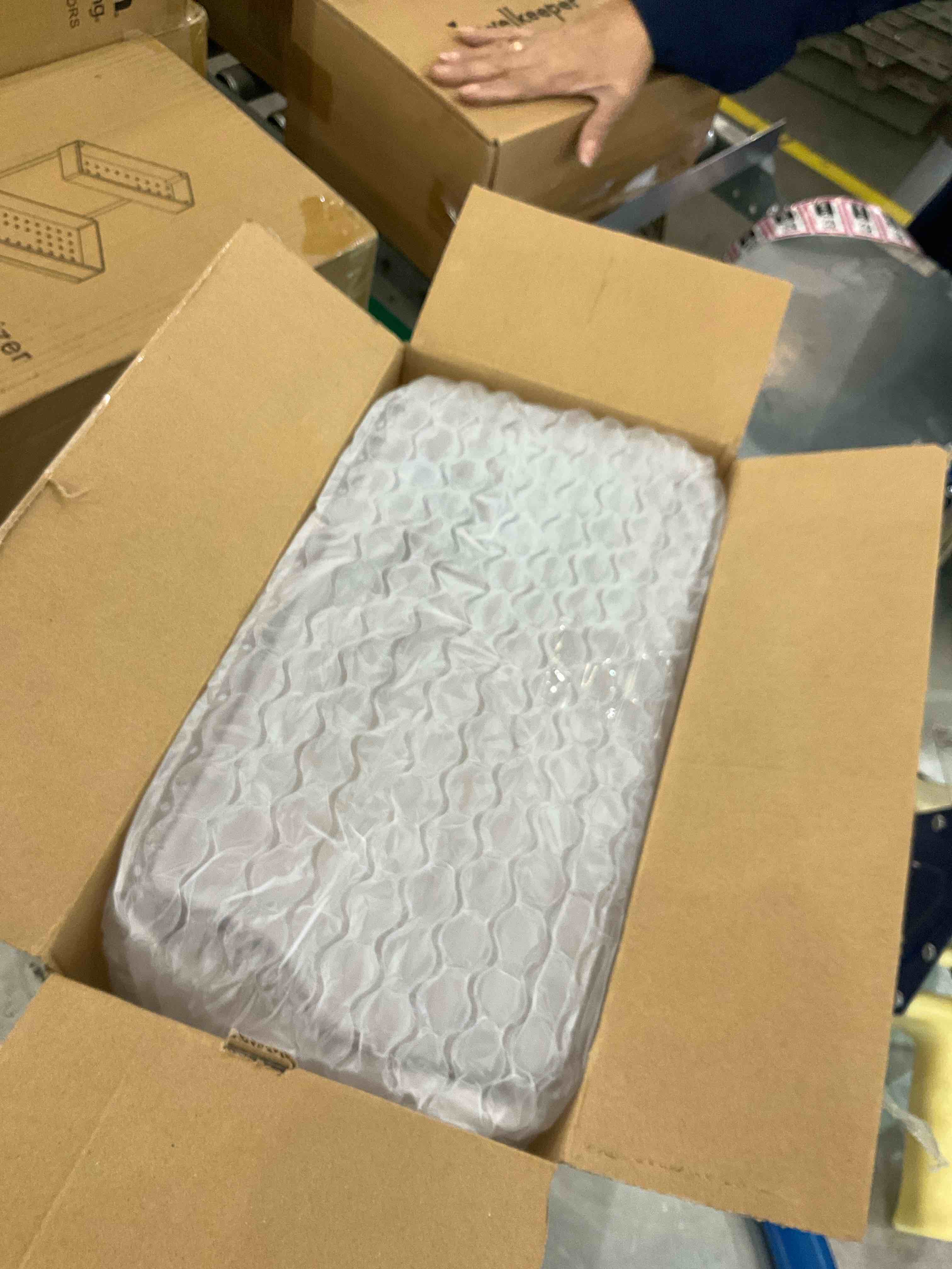 https://s3.amazonaws.com/lotting-images-prod/BargainHunt/EXS01023791_1707849843880.jpeg