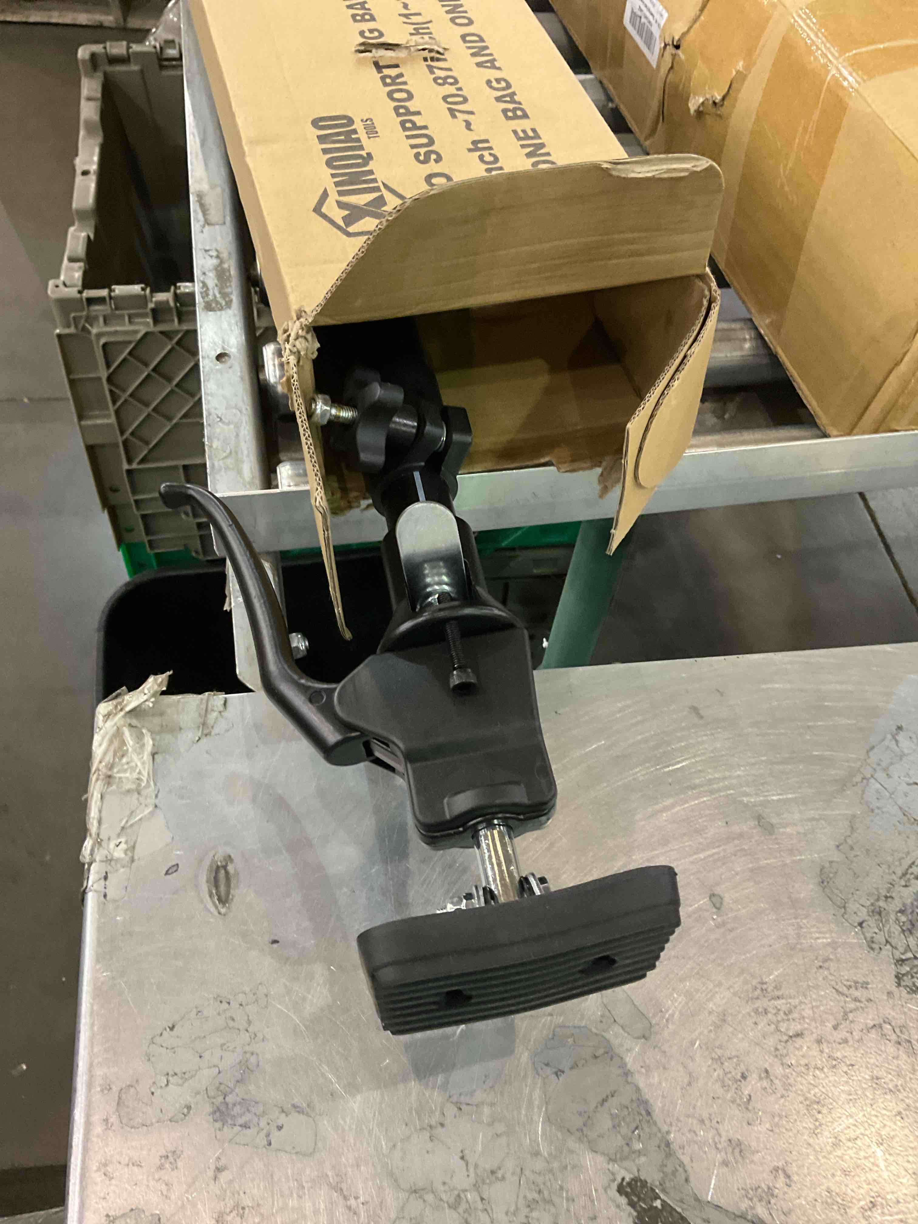 cargo supporting bar