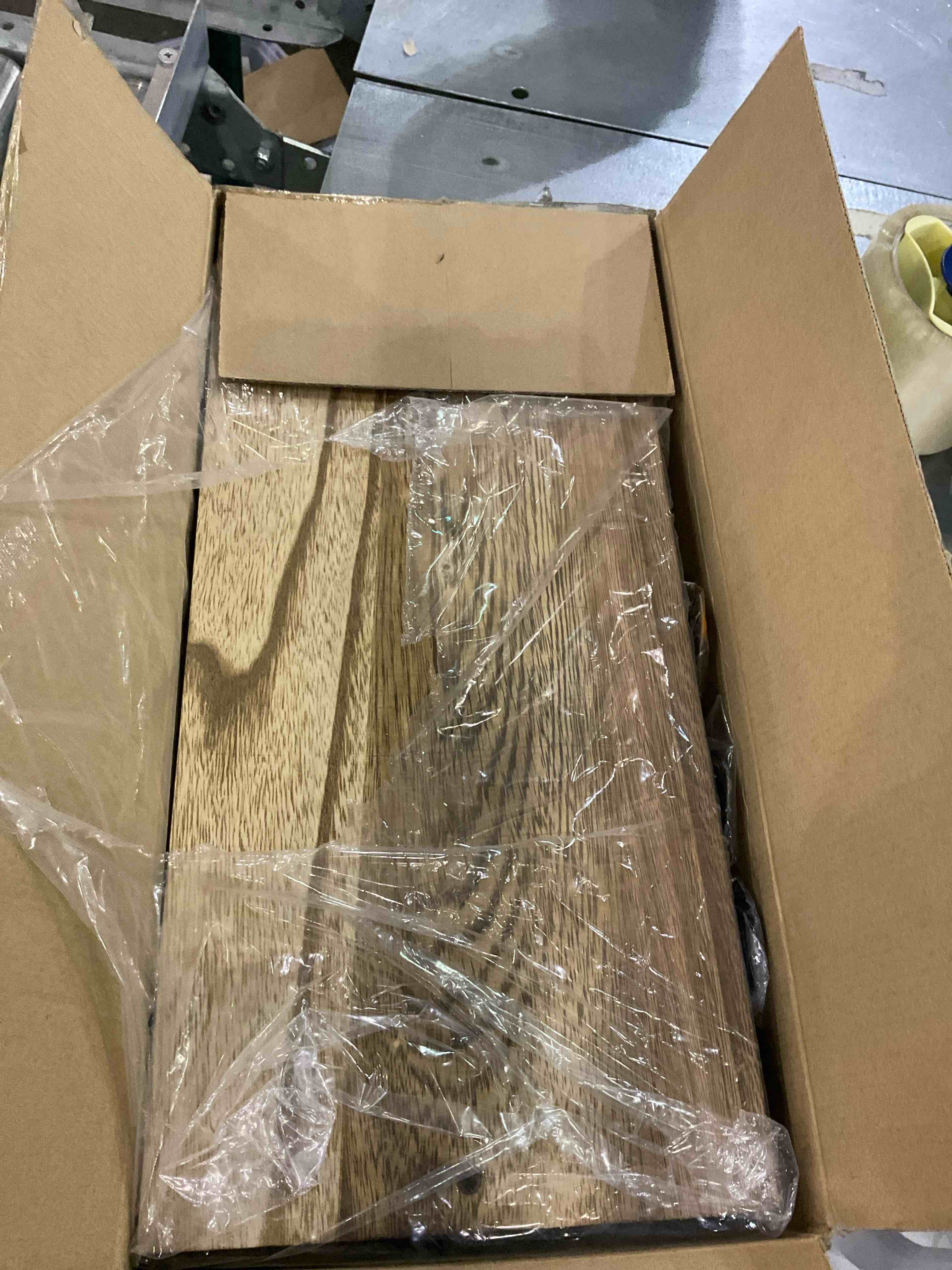 https://s3.amazonaws.com/lotting-images-prod/BargainHunt/EXS01024216_1707768455214.jpeg