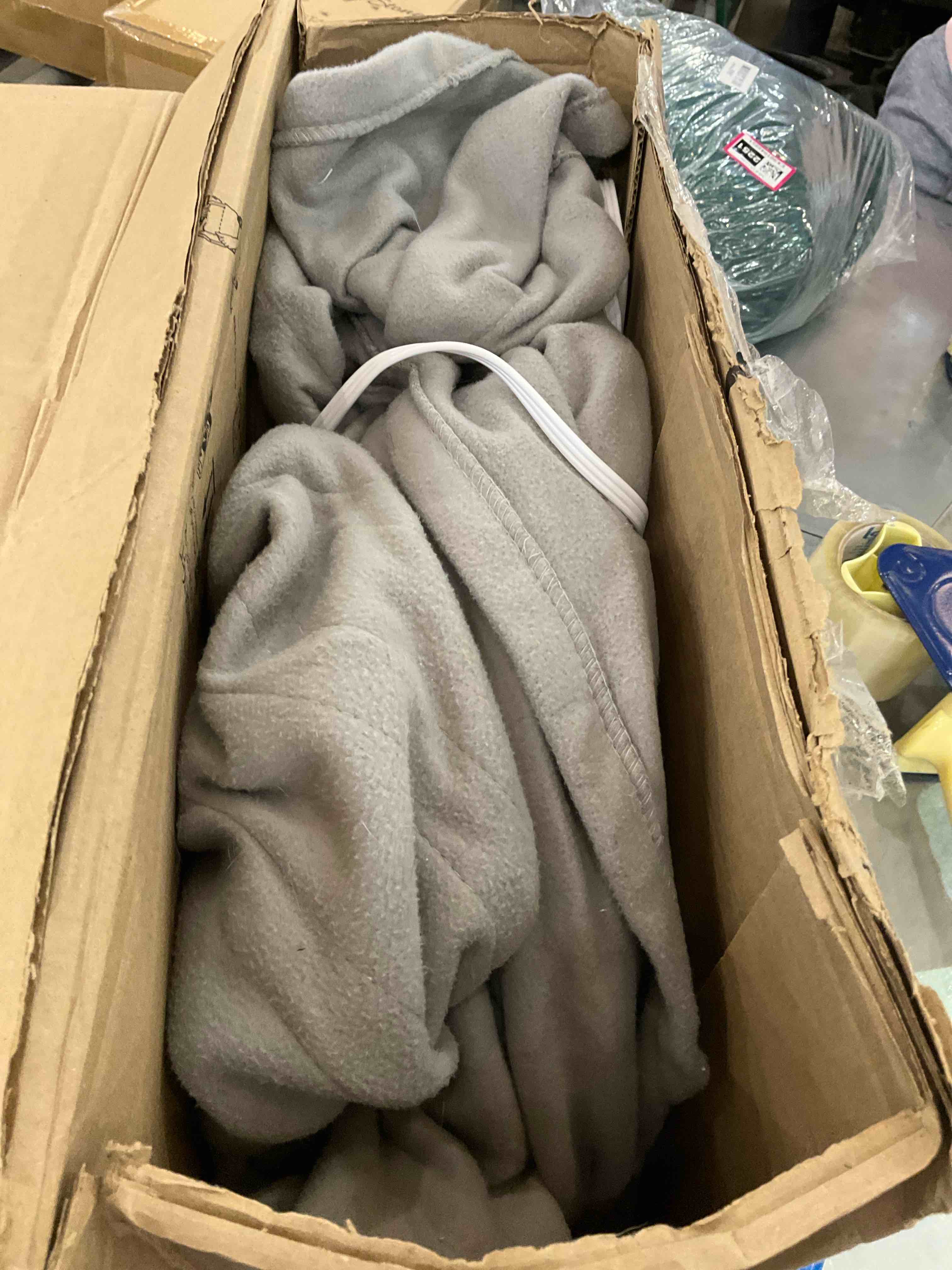 https://s3.amazonaws.com/lotting-images-prod/BargainHunt/EXS01024344_1707849119900.jpeg