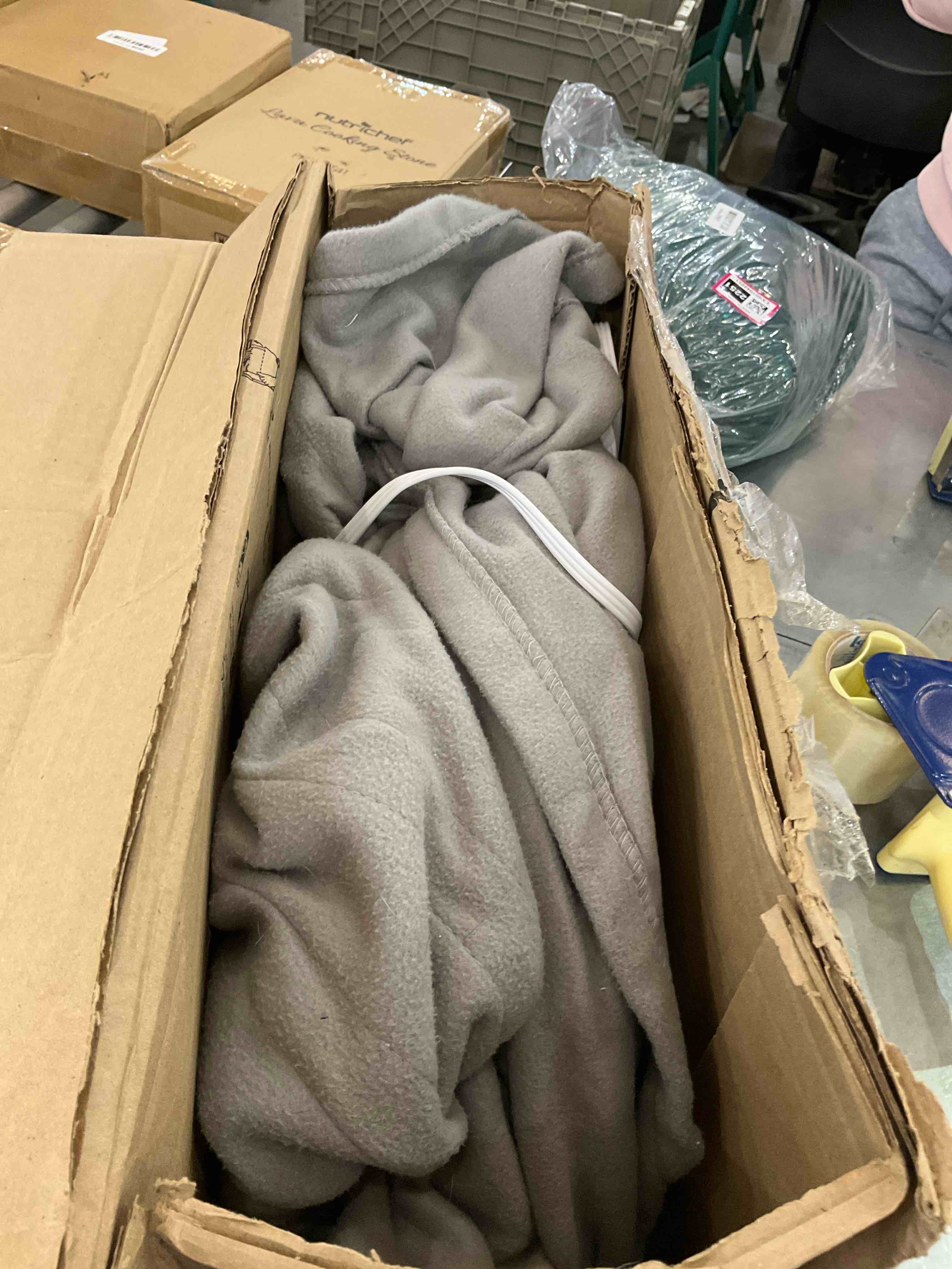https://s3.amazonaws.com/lotting-images-prod/BargainHunt/EXS01024344_1707849120965.jpeg