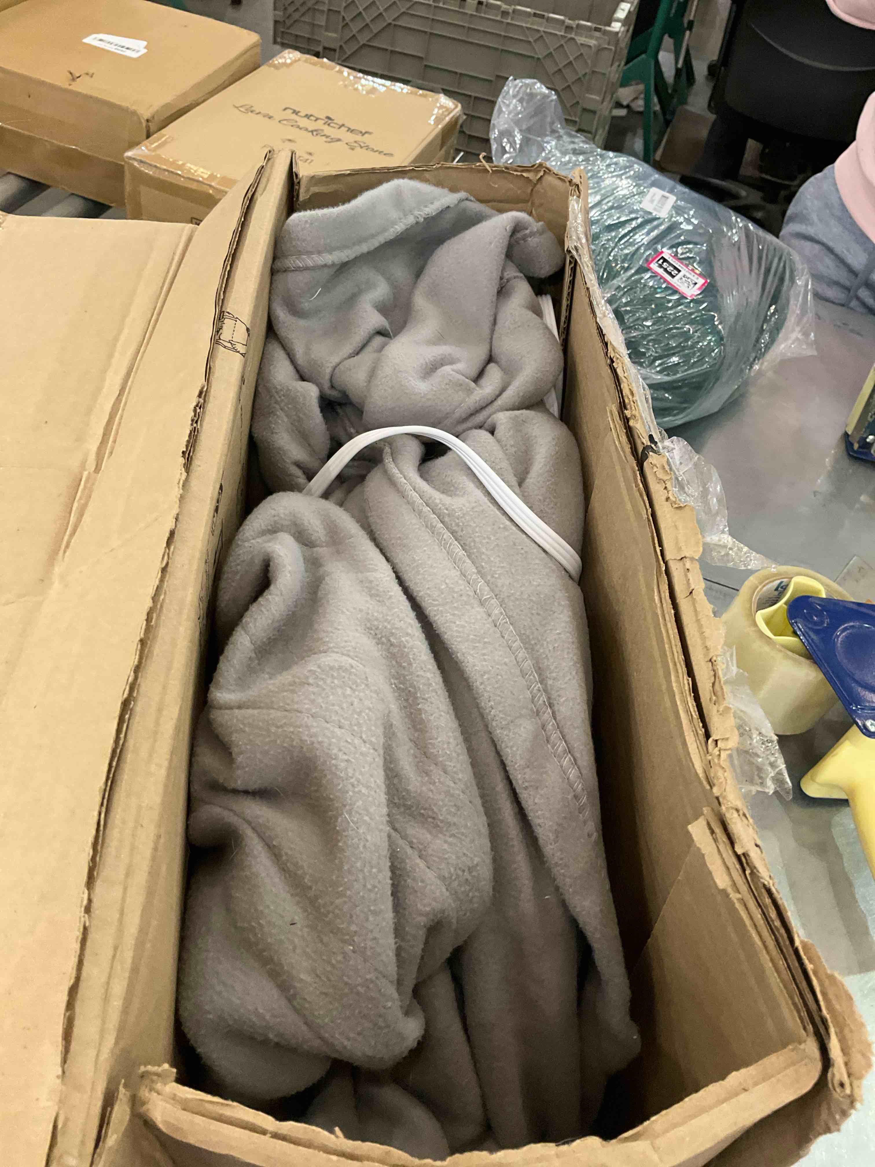 https://s3.amazonaws.com/lotting-images-prod/BargainHunt/EXS01024344_1707849122054.jpeg
