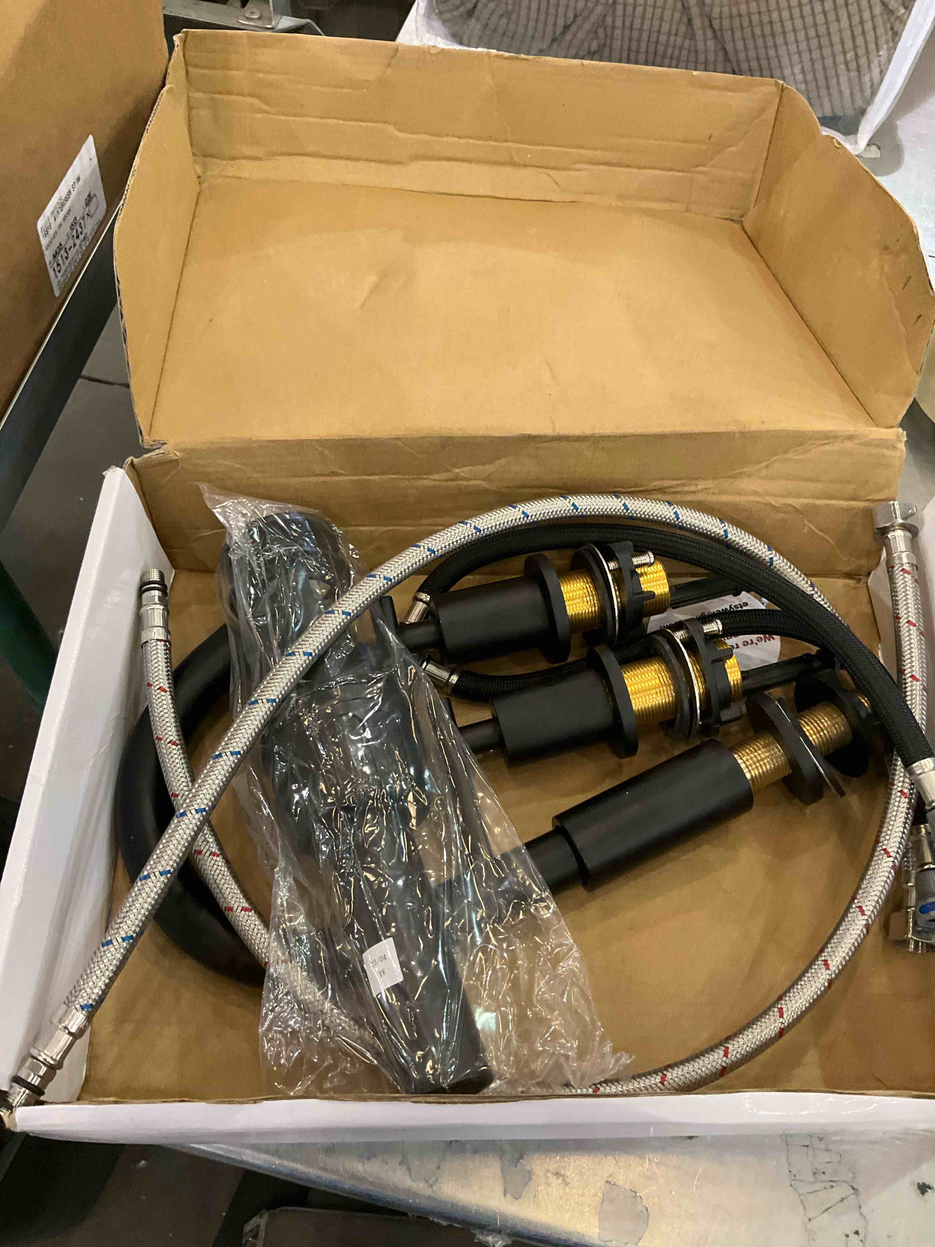 https://s3.amazonaws.com/lotting-images-prod/BargainHunt/EXS01024347_1707849479960.jpeg