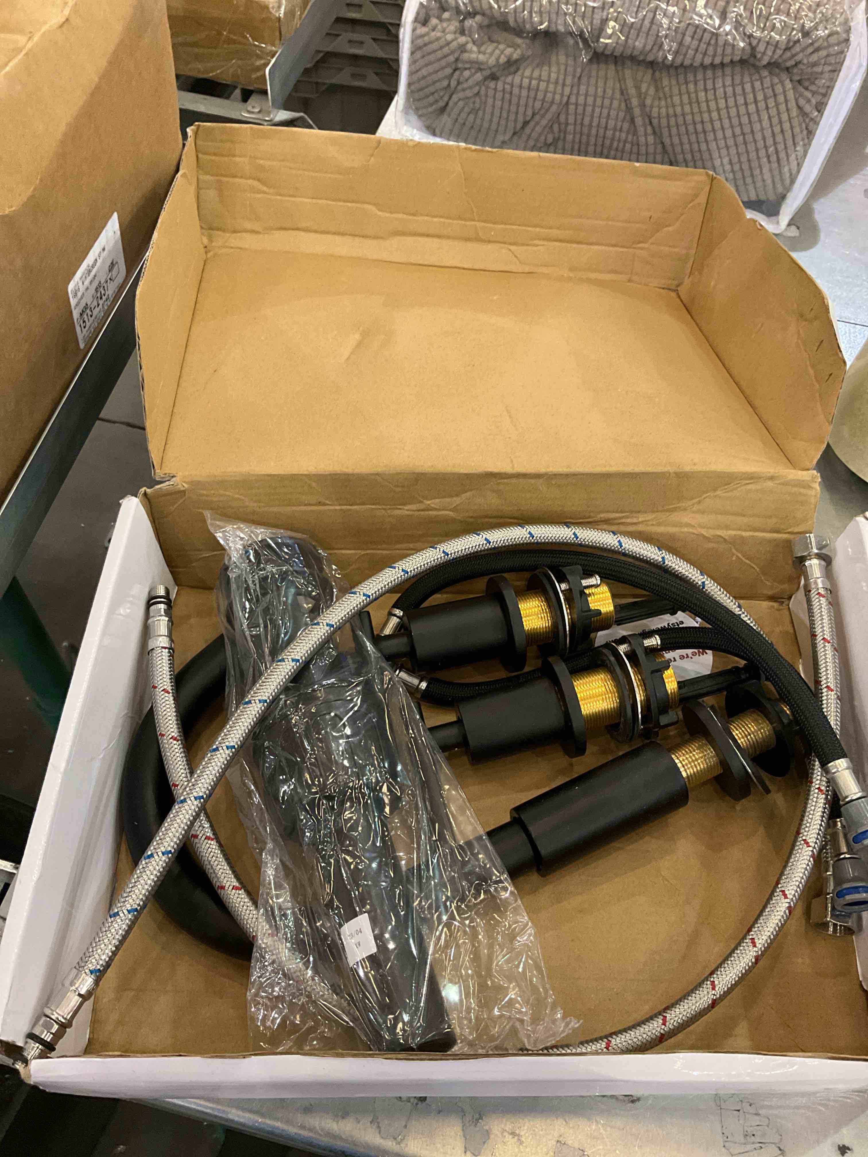 https://s3.amazonaws.com/lotting-images-prod/BargainHunt/EXS01024347_1707849480906.jpeg