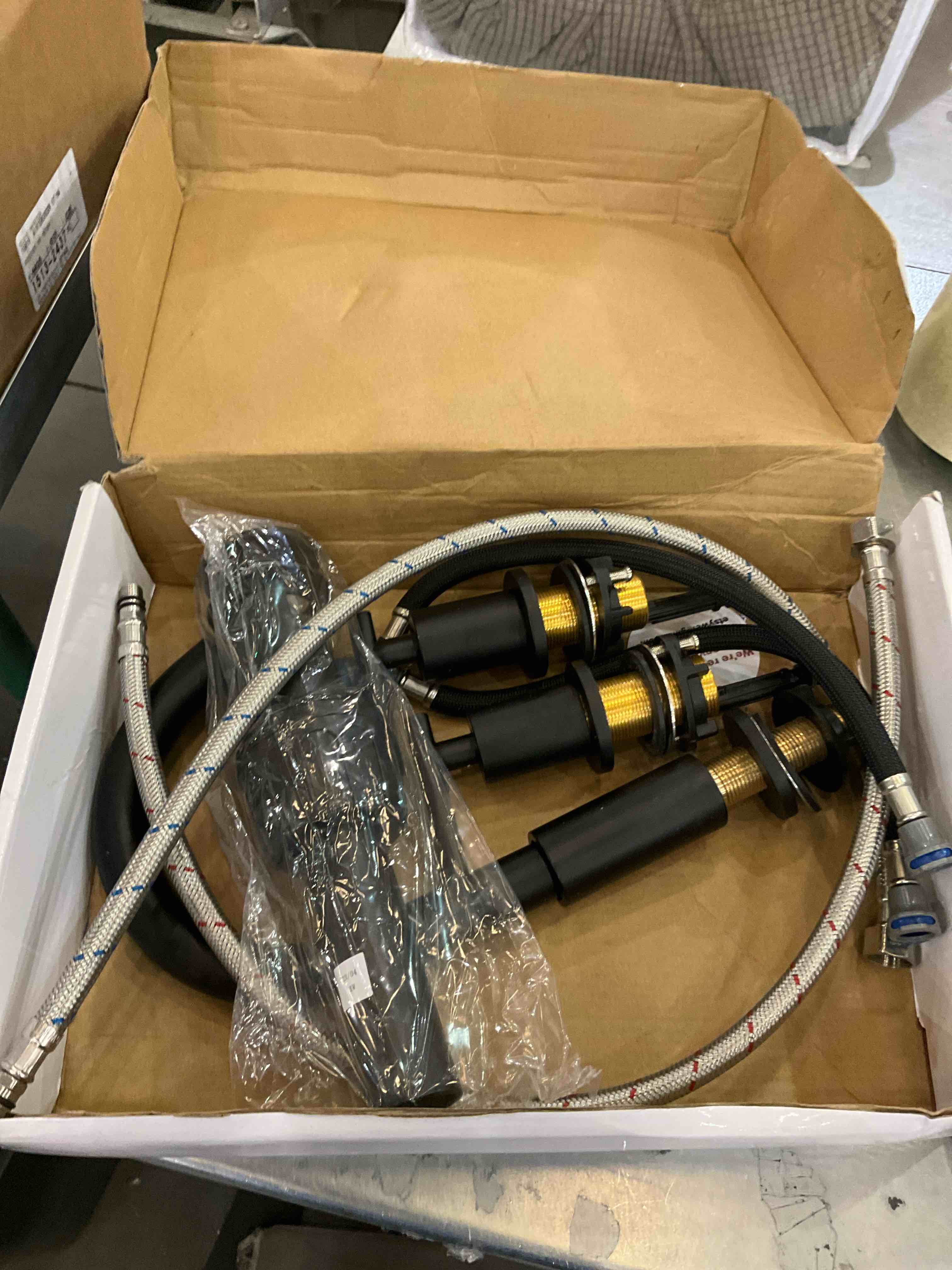 https://s3.amazonaws.com/lotting-images-prod/BargainHunt/EXS01024347_1707849482614.jpeg
