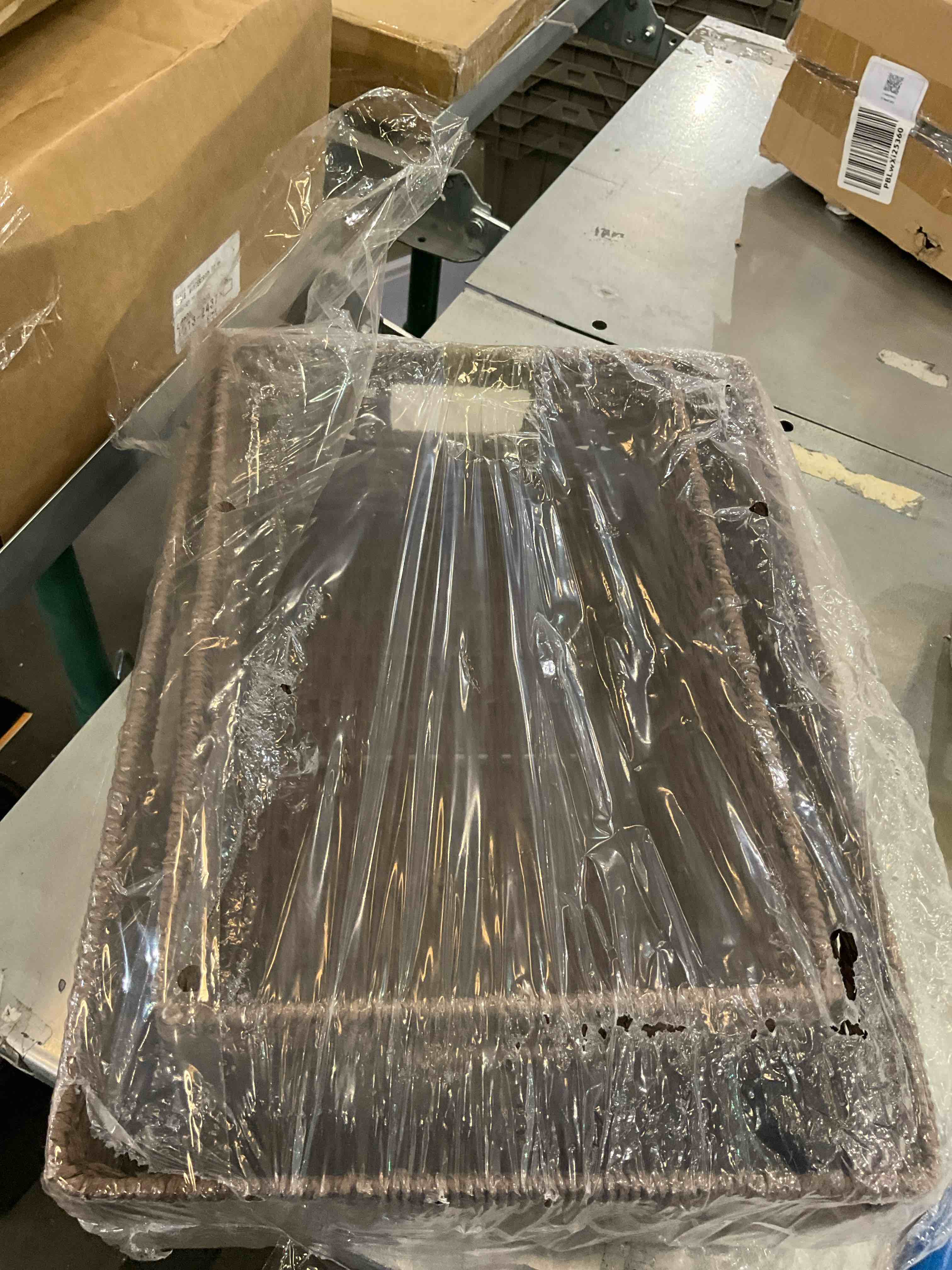 https://s3.amazonaws.com/lotting-images-prod/BargainHunt/EXS01024348_1707849557709.jpeg