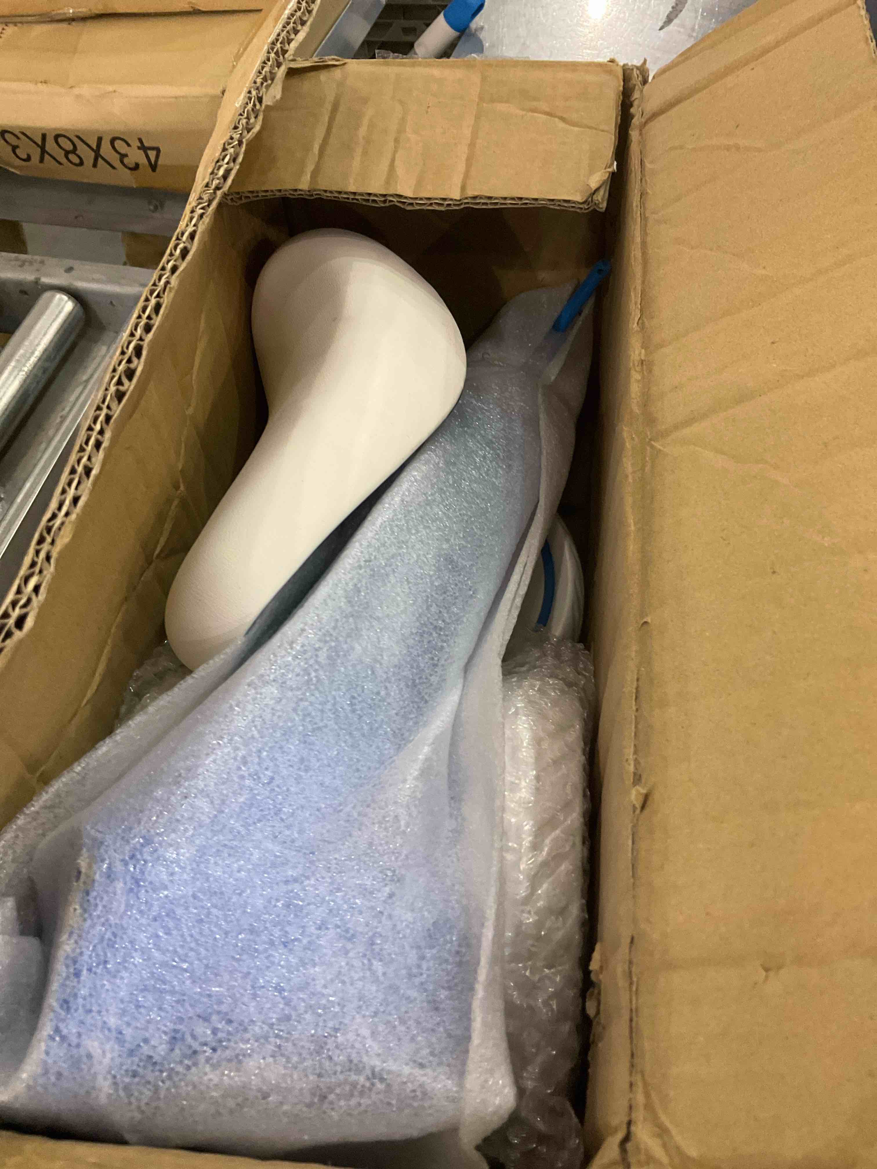 https://s3.amazonaws.com/lotting-images-prod/BargainHunt/EXS01024445_1707920743018.jpeg