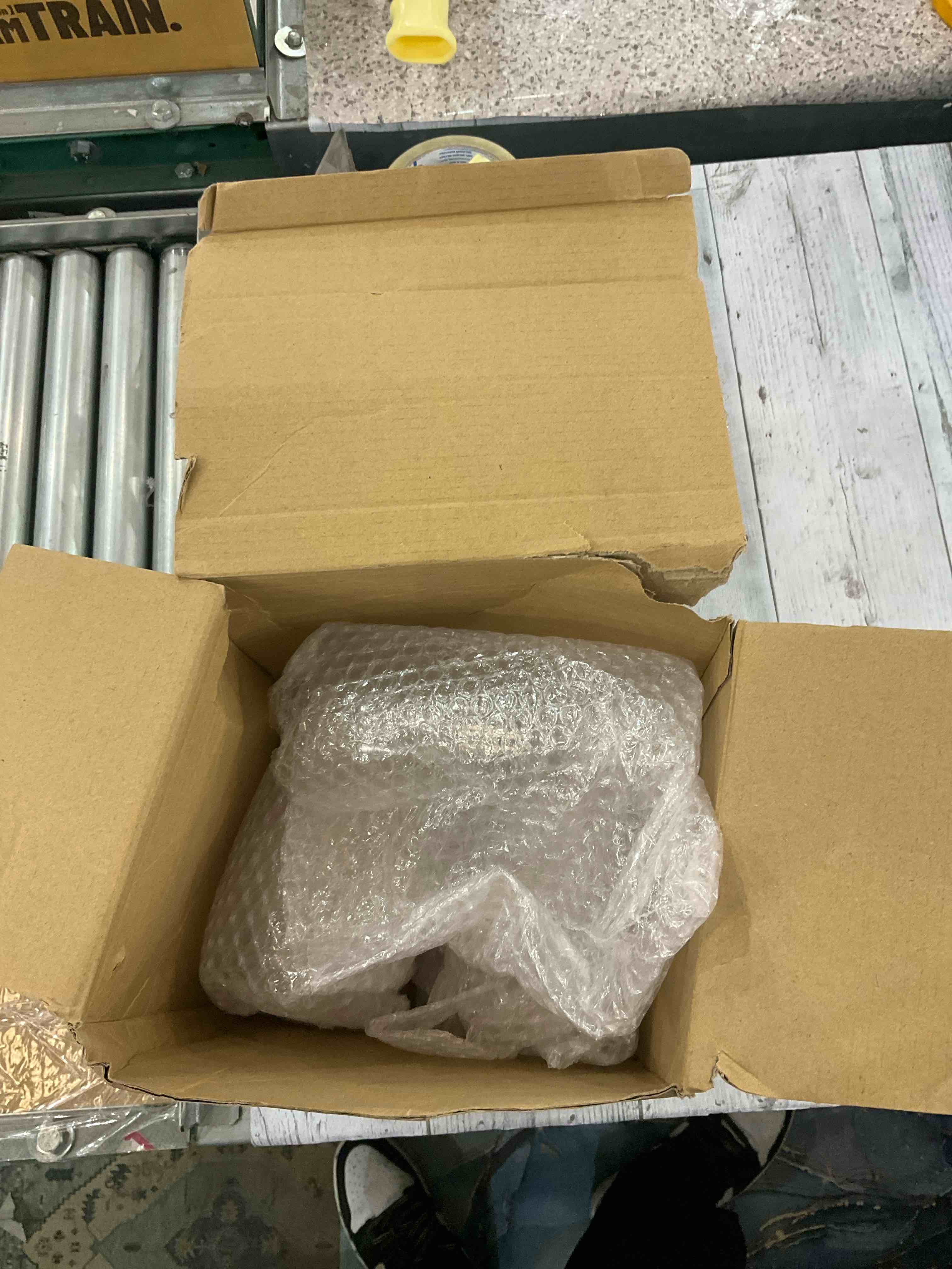 https://s3.amazonaws.com/lotting-images-prod/BargainHunt/EXS01025882_1707922893920.jpeg