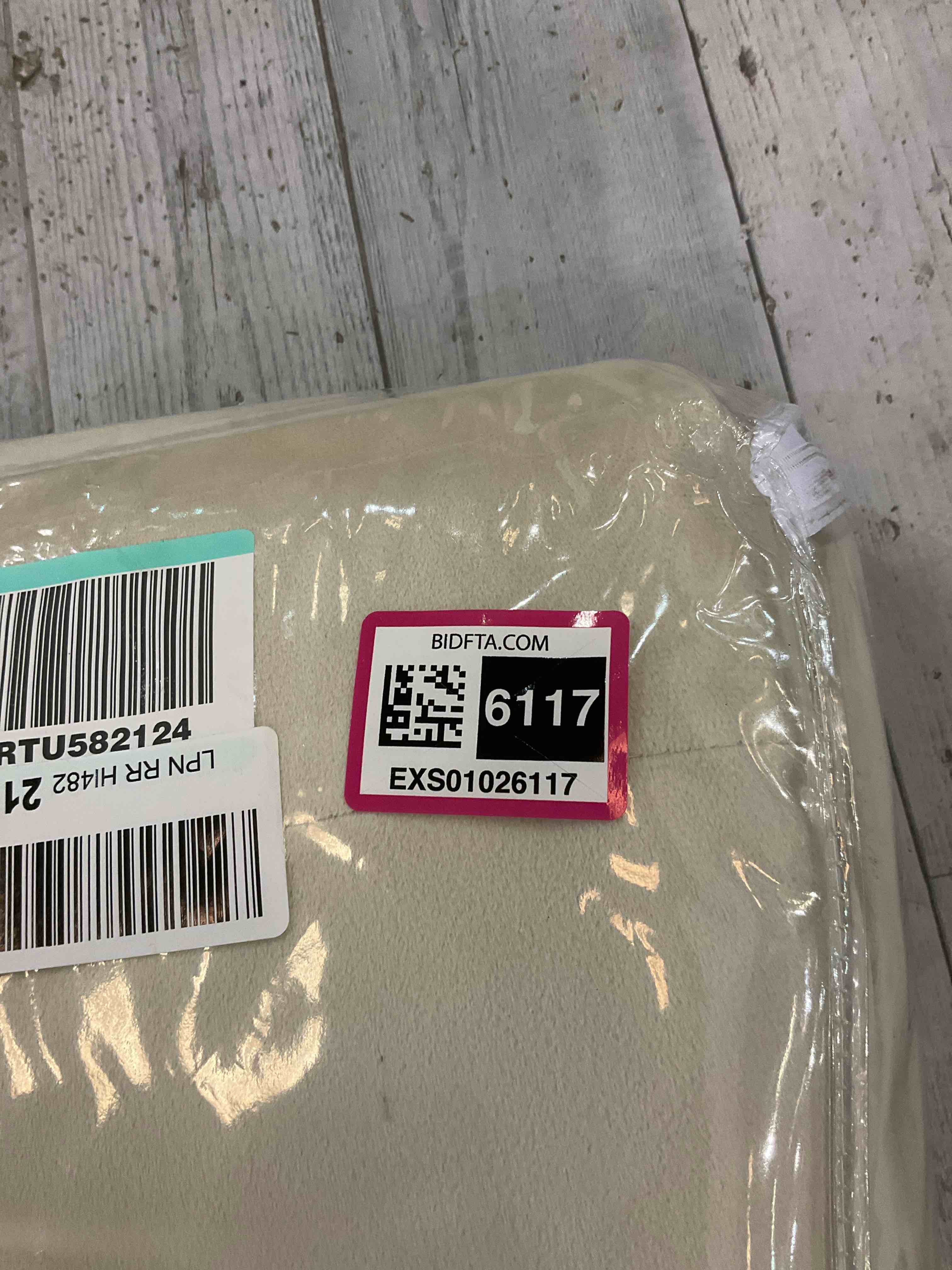 https://s3.amazonaws.com/lotting-images-prod/BargainHunt/EXS01026117_1710257277838.jpeg