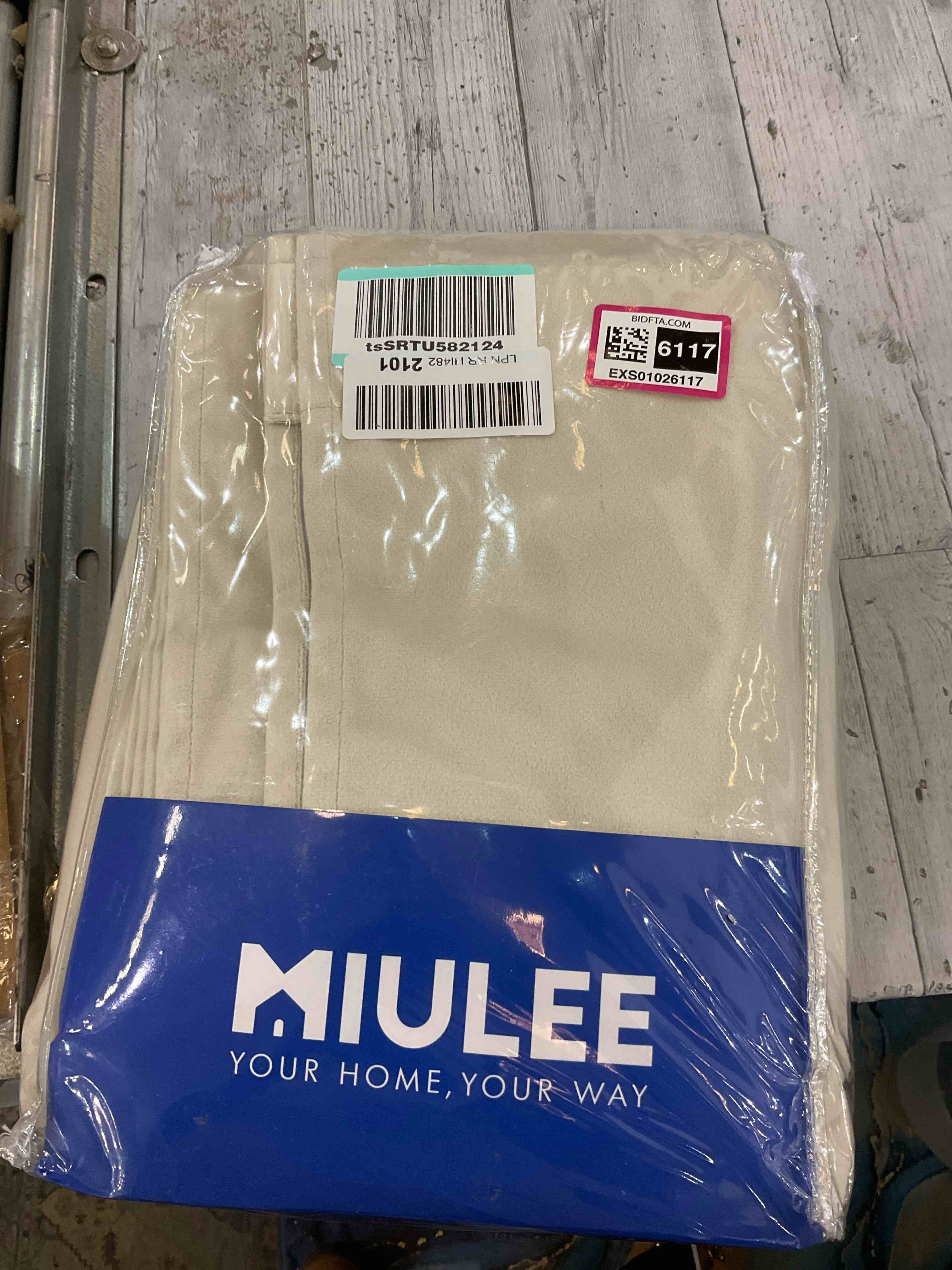 https://s3.amazonaws.com/lotting-images-prod/BargainHunt/EXS01026117_1710257280005.jpeg