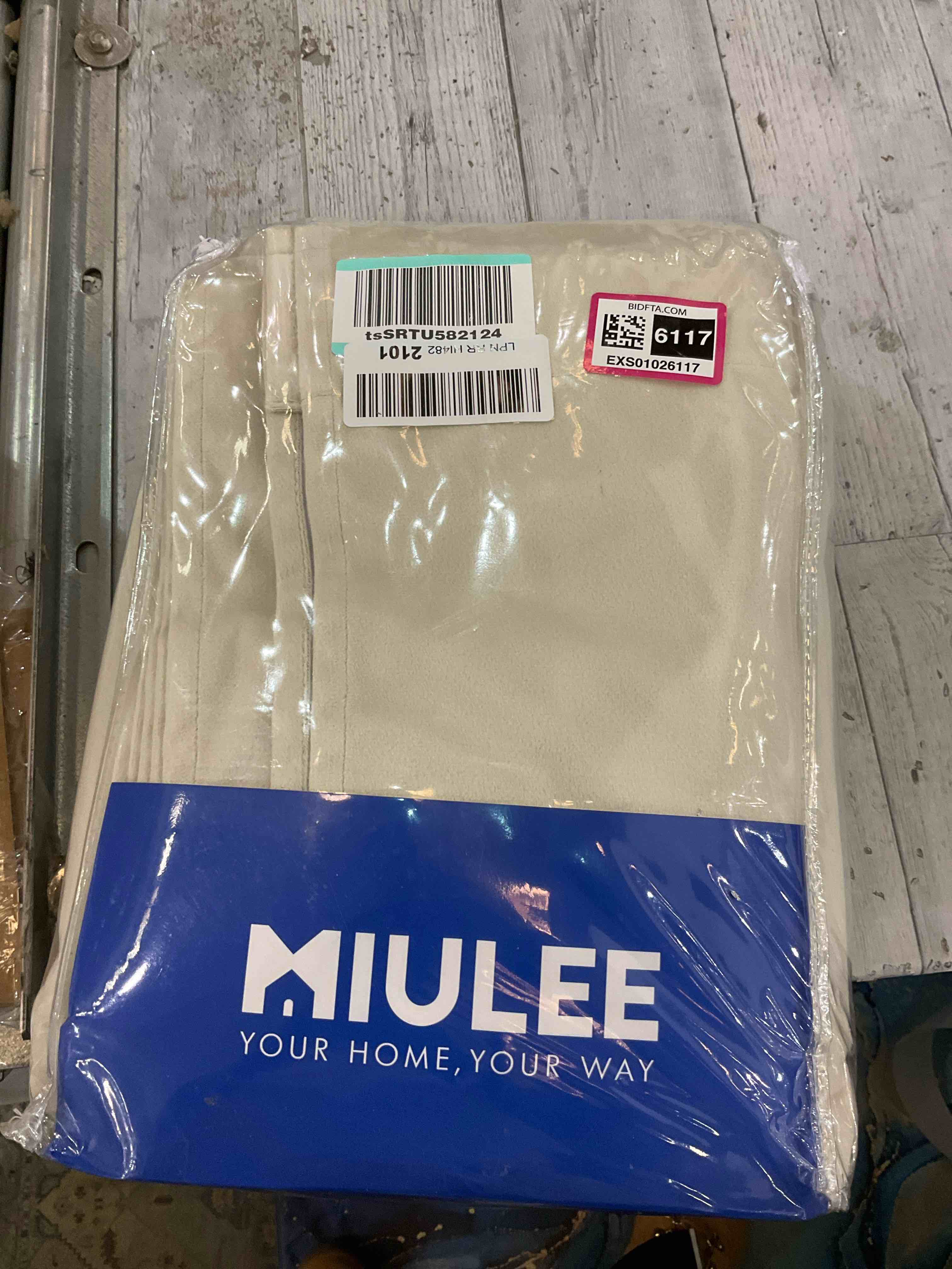 https://s3.amazonaws.com/lotting-images-prod/BargainHunt/EXS01026117_1710257281075.jpeg