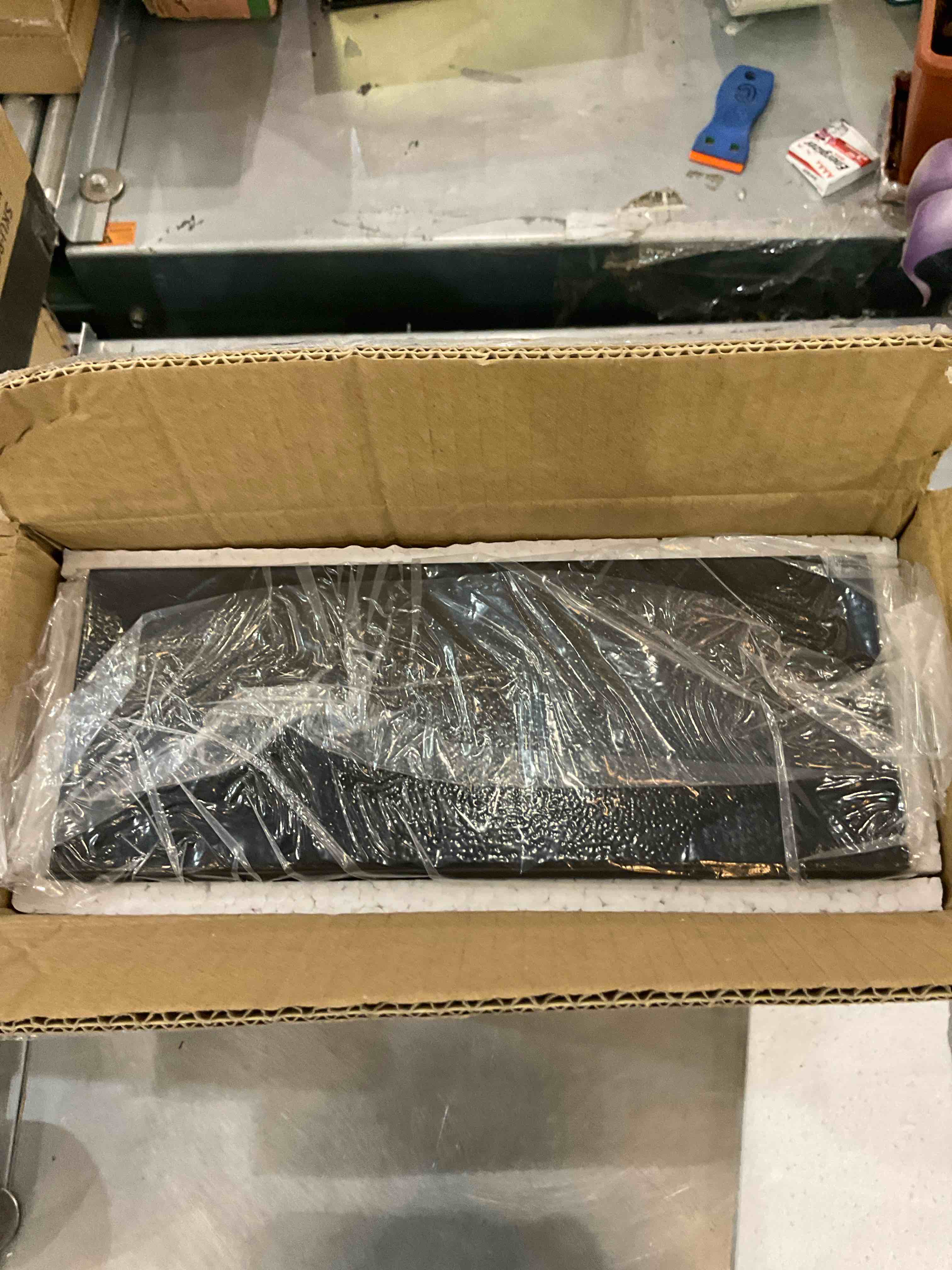 https://s3.amazonaws.com/lotting-images-prod/BargainHunt/EXS01026587_1707323647603.jpeg