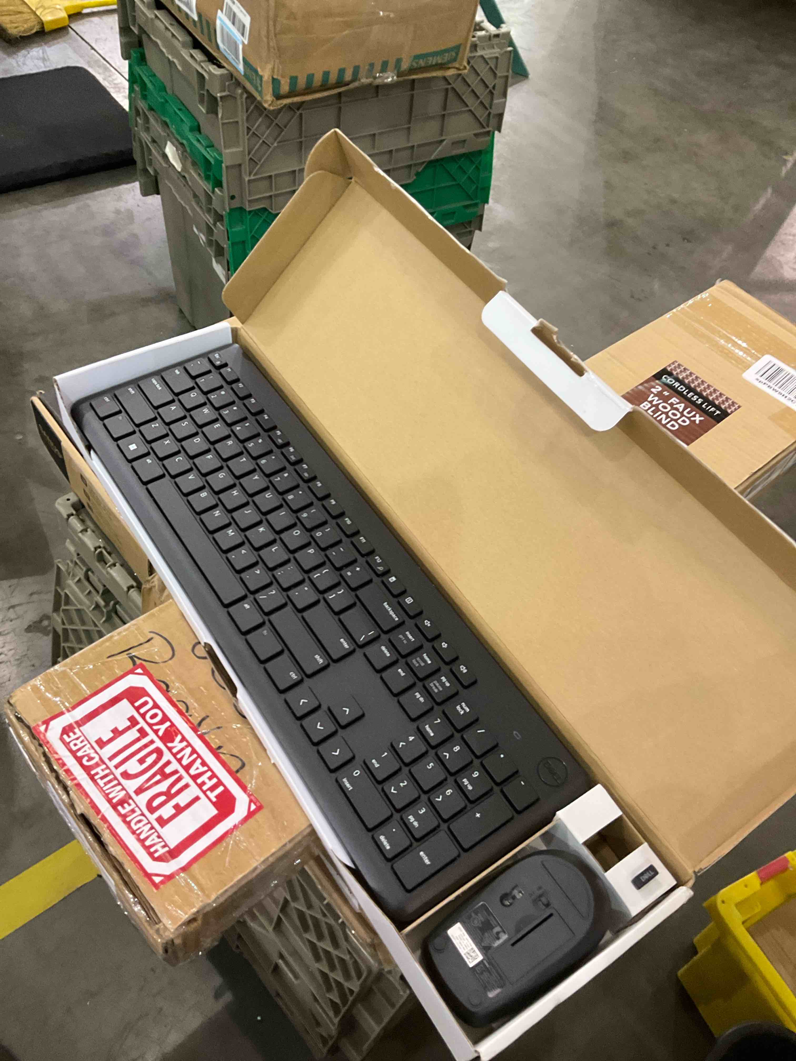 https://s3.amazonaws.com/lotting-images-prod/BargainHunt/EXS01028342_1709213635759.jpeg