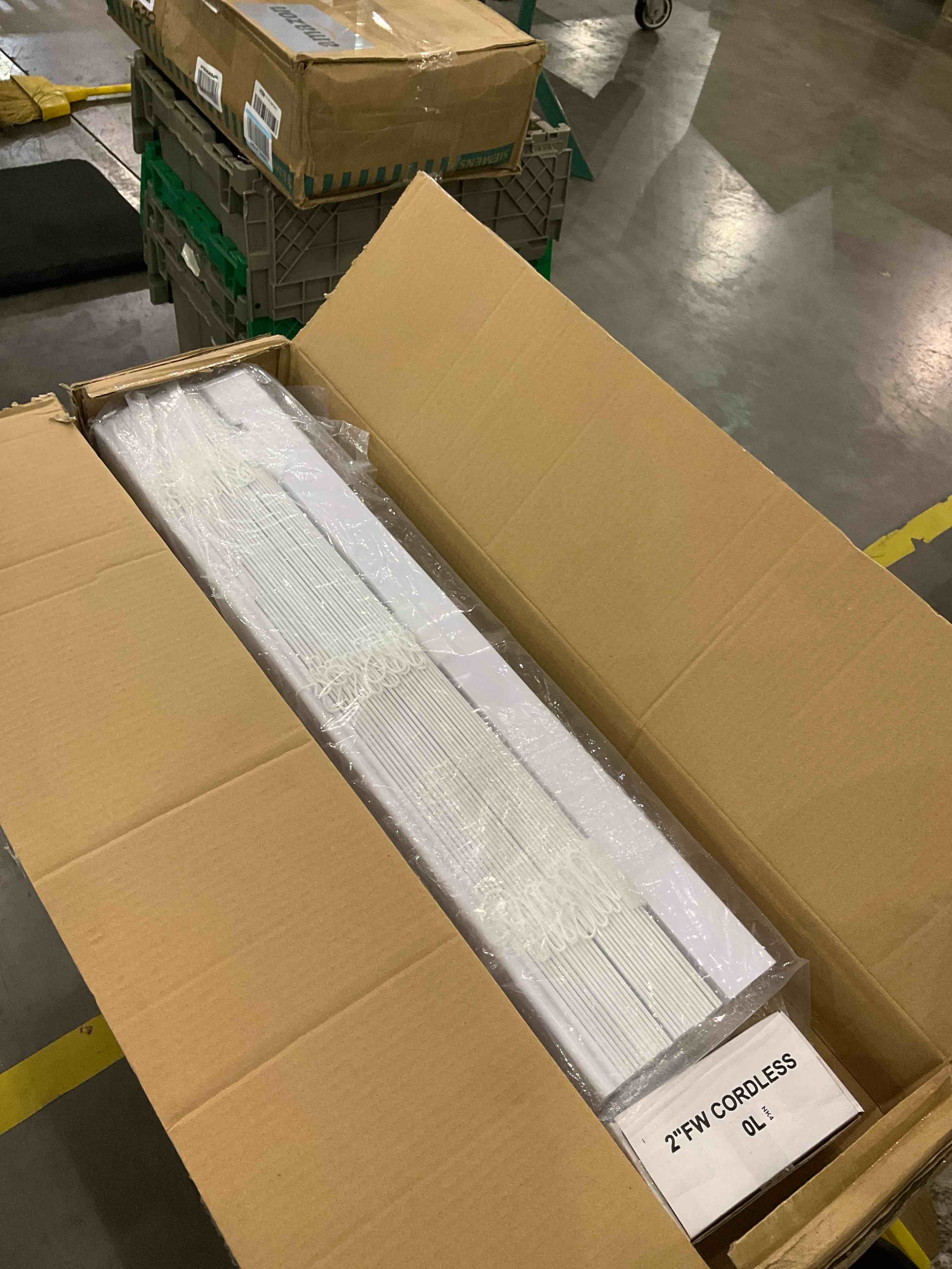 https://s3.amazonaws.com/lotting-images-prod/BargainHunt/EXS01028343_1709213786090.jpeg