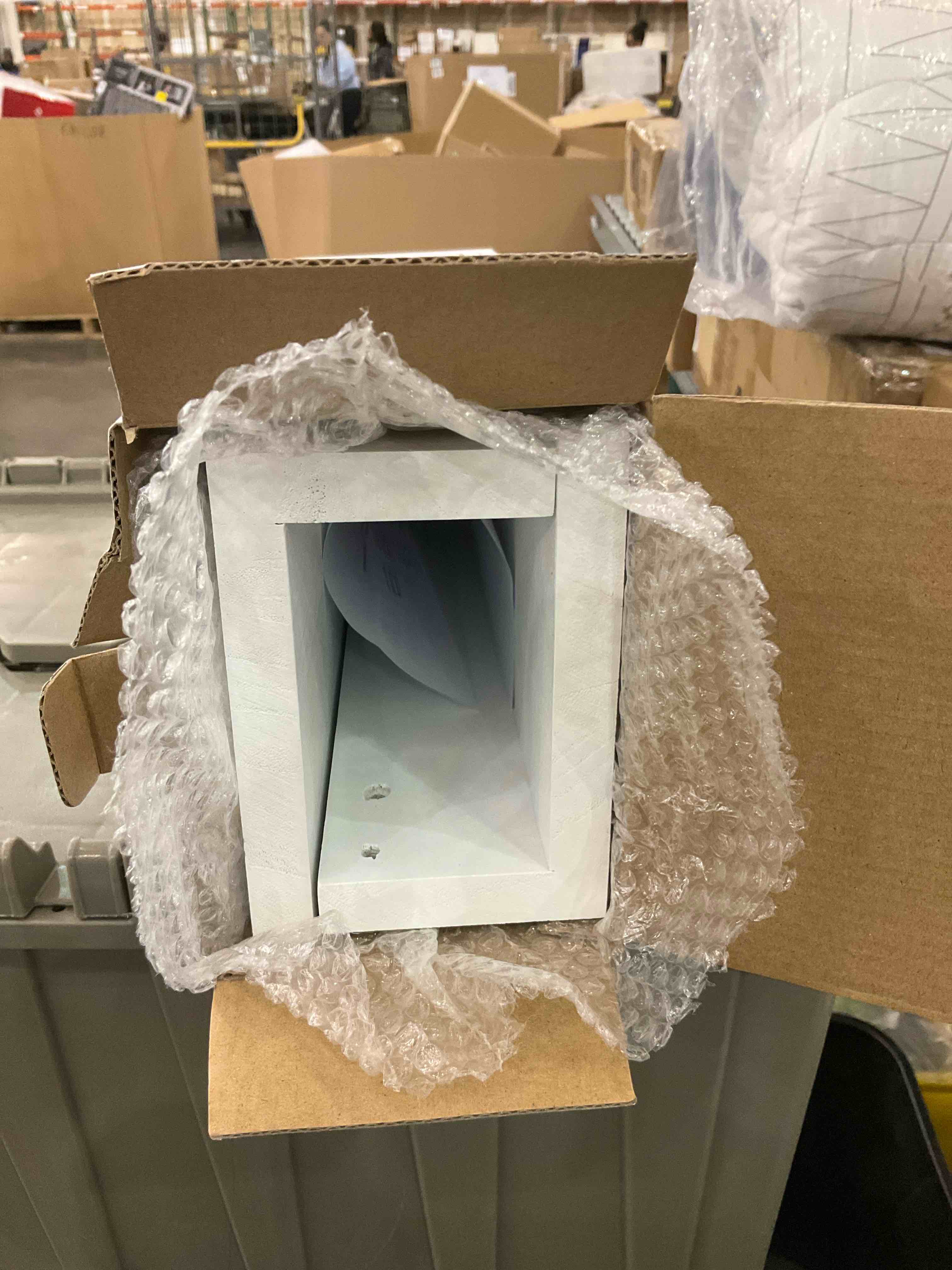 https://s3.amazonaws.com/lotting-images-prod/BargainHunt/EXS01028388_1709223549224.jpeg